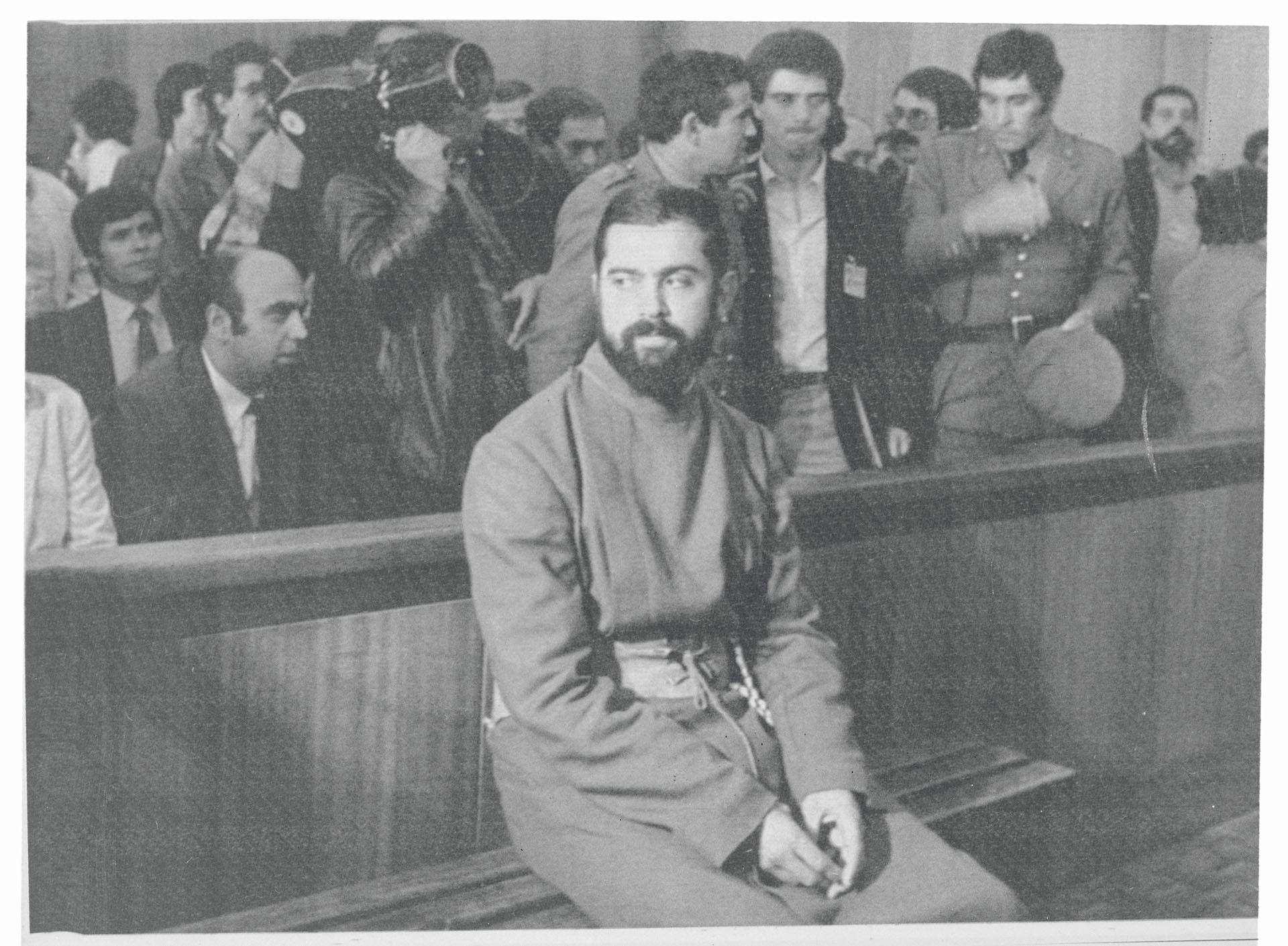 El padre Juan Fernandez y Krohn en la corte donde fue juzgado por el intento de asesinato del Papa Juan Pablo II en Fátima, Portugal, el 13 de mayo de 1982, exactamente un año después del atentado que sufrió en la plaza de San Pedro (Getty Images)
