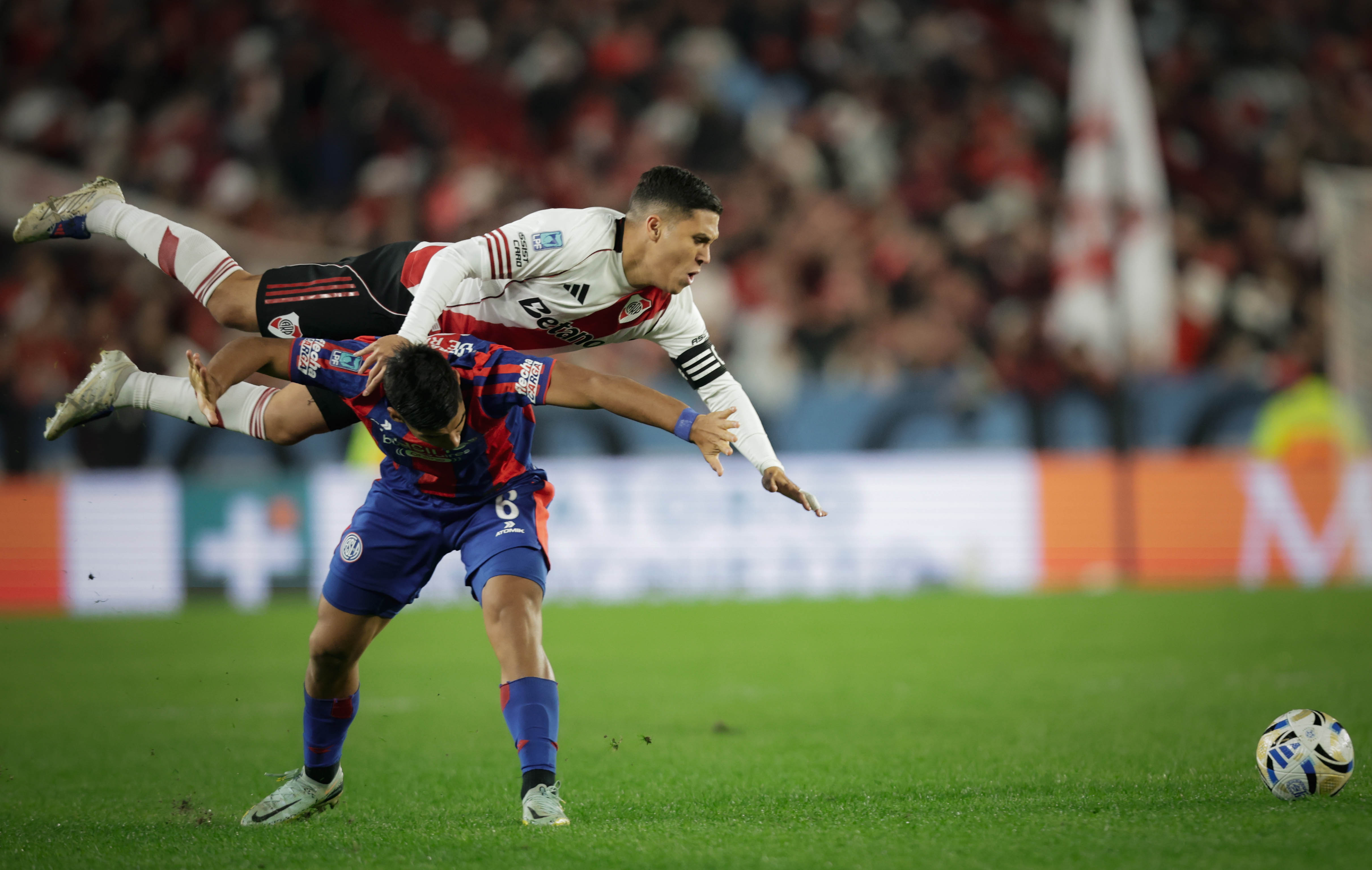 River y San Lorenzo definen el pase a los cuartos de final del Torneo Apertura en el alargue