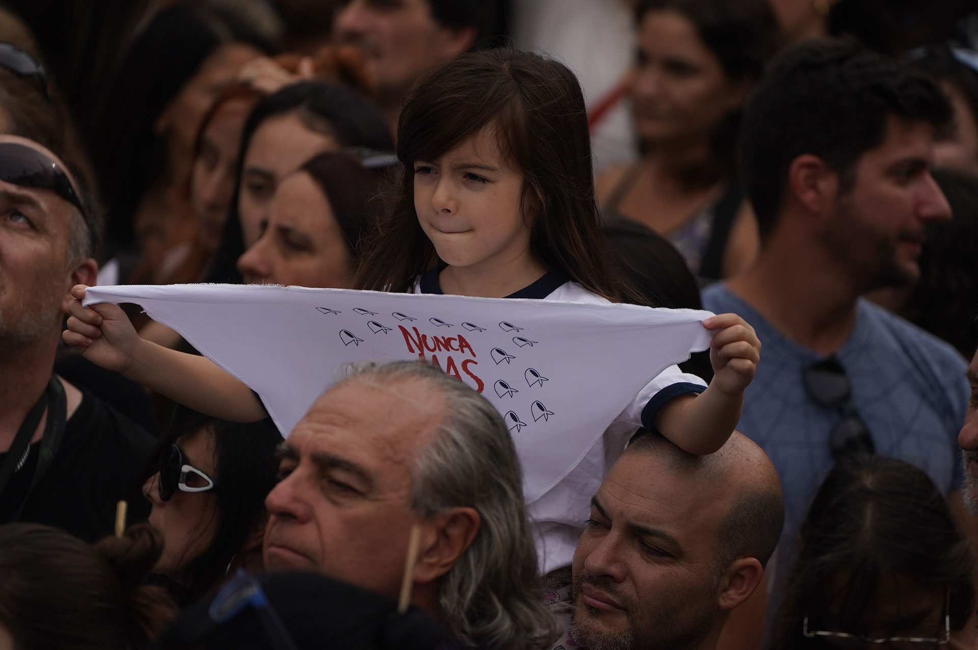 El "Nunca Más", presente en los pañuelos durante la marcha