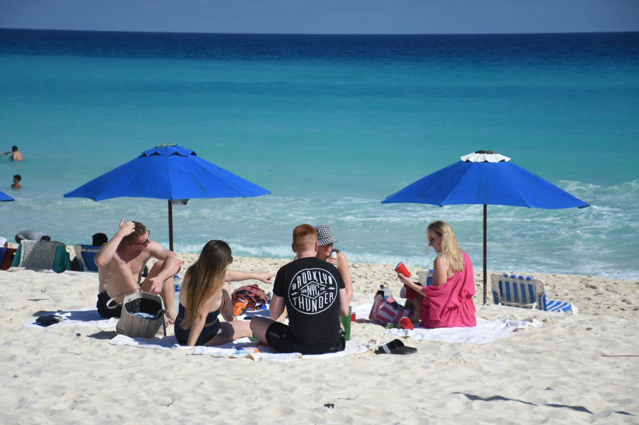 CANCÚN, QUINTANA ROO, 16DICIEMBRE2020.- Tras meses de relativo optimismo con ocupaciones del 60 por ciento, los hoteleros de Cancún se enfrentan a un comienzo de año difícil de remontar con reservas del 25 por ciento para los dos primeros meses del año frente al 80 por ciento habitual. Así lo revelan los libros de reservaciones de los hoteleros de Cancún que indican una notable caída tanto respecto a hace un año como a las ocupaciones que se mantienen desde junio, mes de la reactivación. Roberto Cintrón, presidente de la Asociación de Hoteles de Cancún, Puerto Morelos e Isla Mujeres achaca este bajón a la expectativa que está generando la vacuna en los viajeros. En la imagen la espectacular vista del azul turquesa en playa marlin. FOTO: ELIZABETH RUIZ/CUARTOSCURO.COM