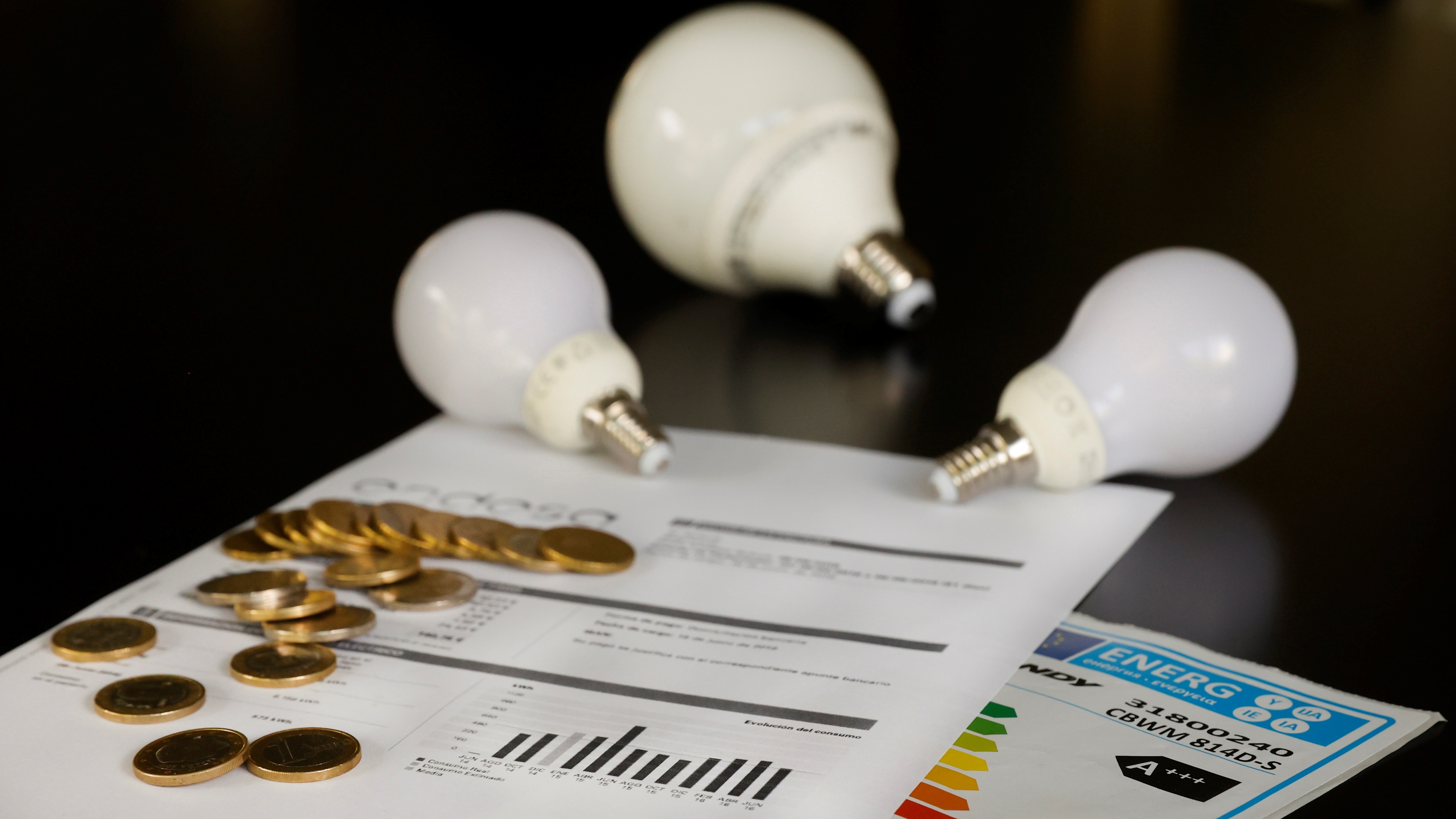 Endesa, Naturgy e Iberdrola reducen los precios de sus tarifas fijas en 300 euros al año ante la caída del precio de la luz