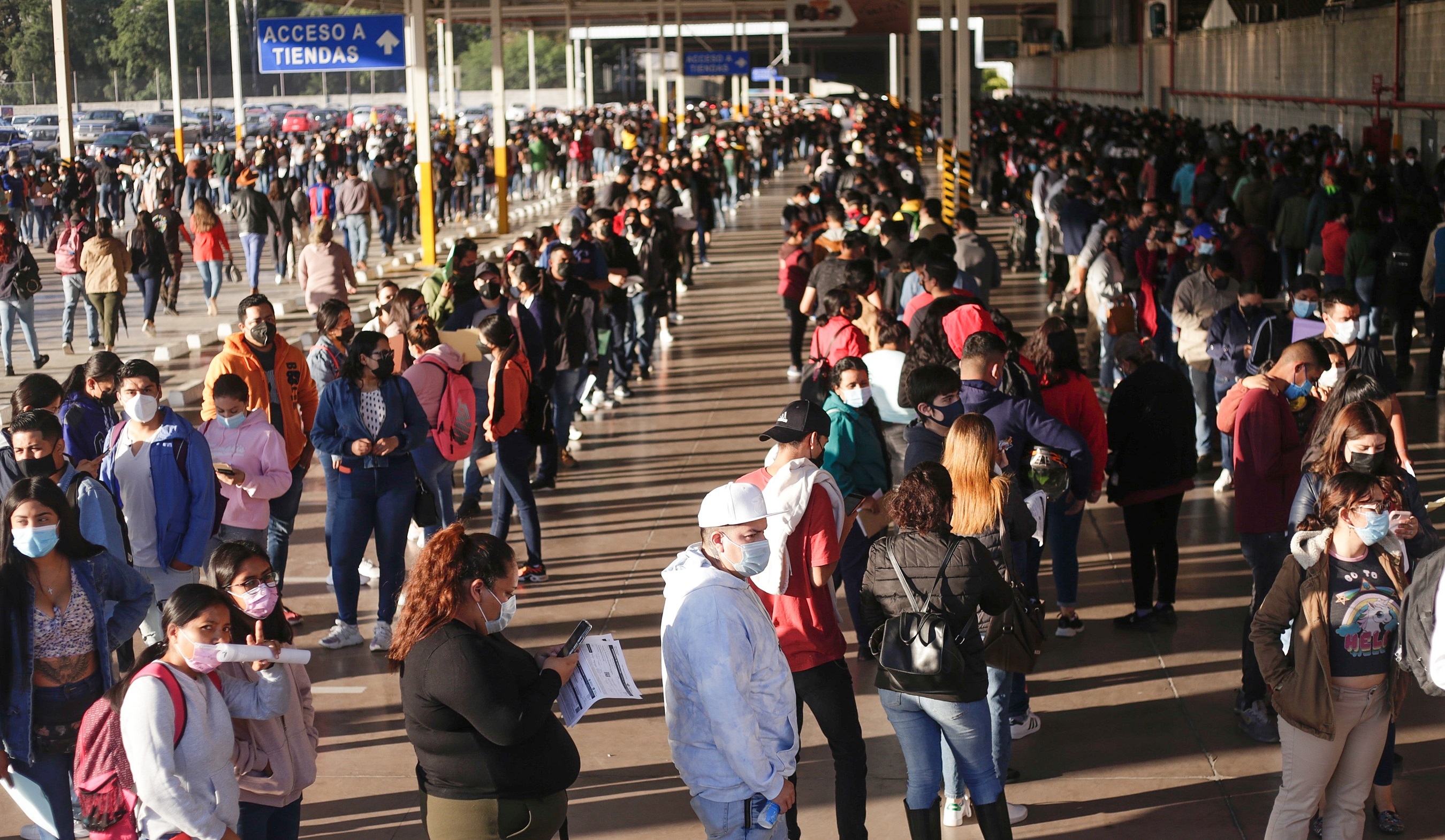 Personas hacen fila hoy para vacunarse contra la covid-19 en León, estado de Guanajuato (México). EFE/Luis Ramírez

