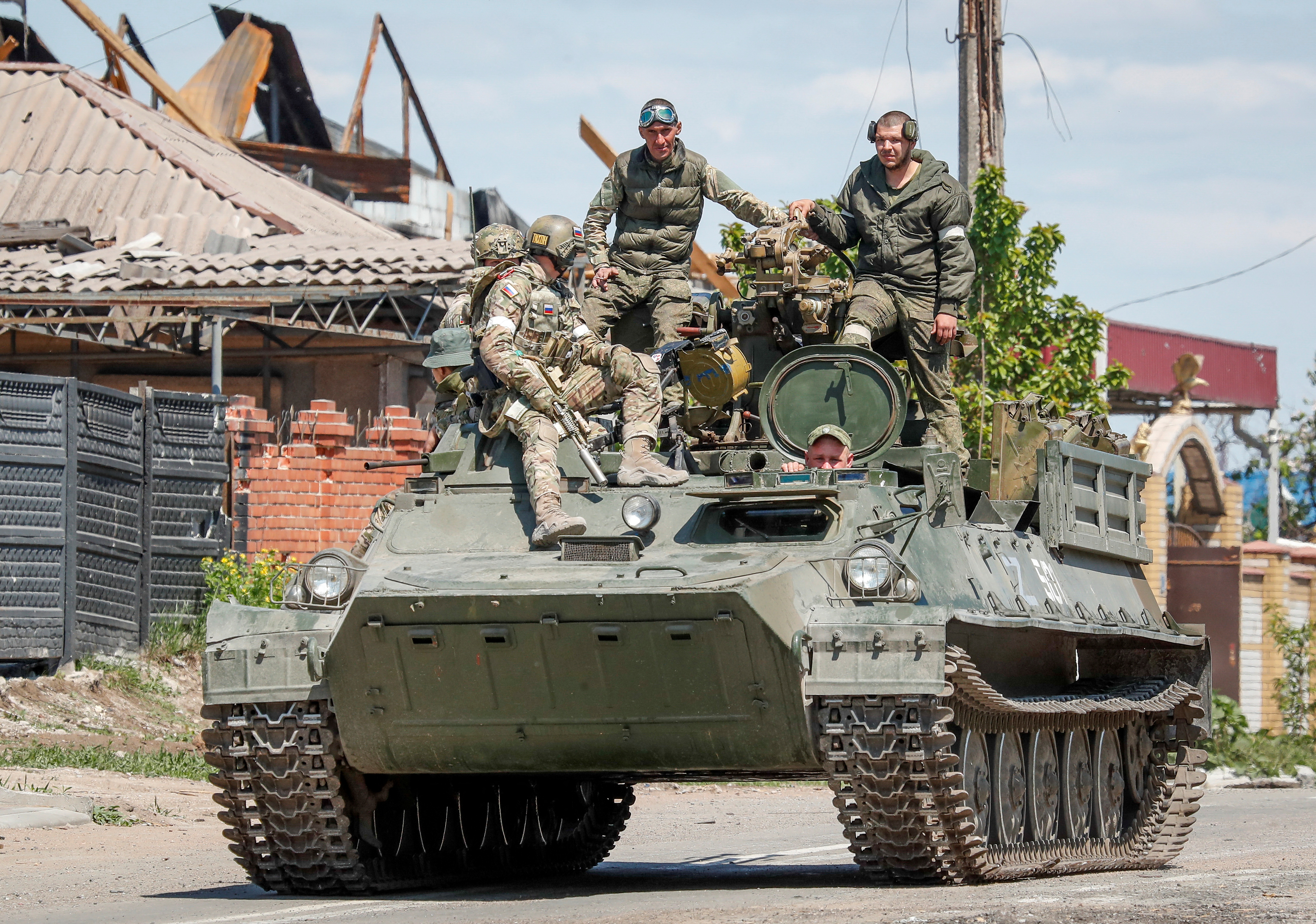 Russian troops maintain the siege on the city of Mariupol