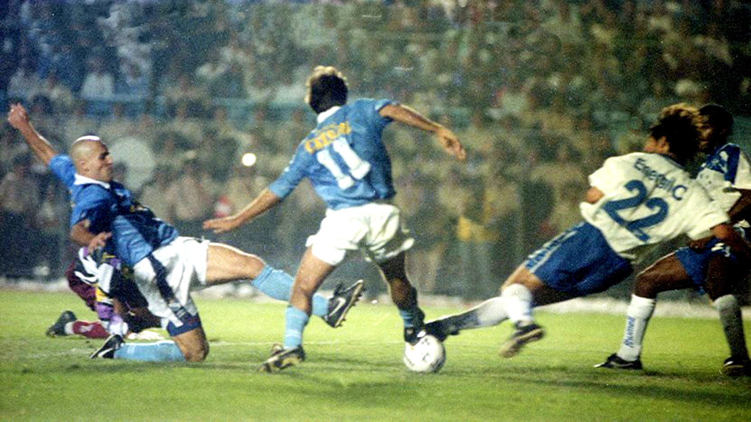 Luis Bonnet y Julinho disputando un balón con un jugador brasileño en la ida del Sporting Cristal vs Cruzeiro. | Foto: Difusión