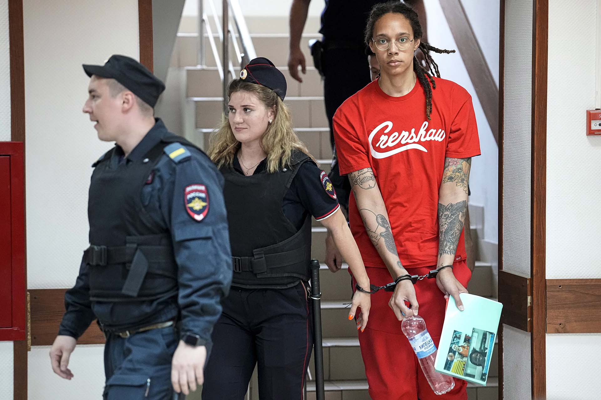 La jugadora de baquet y dos veces medallista olímpica Brittney Griner es liberada luego de pasar 10 meses en una cárcel rusa acusada de tráfico de drogas en un intercambio de prisioneros por el traficante de armas Viktor Bout. 