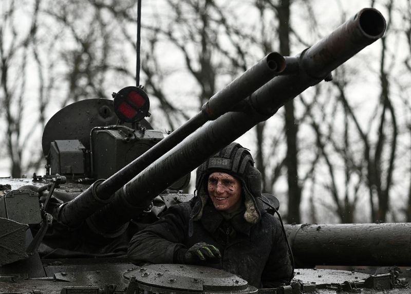 Foto de archivo de un soldado ruso en un tanque ruso durante un ejercicio militar en la regipon rusa de Rostov días antes de la invasión. (REUTERS/Sergey Pivovarov)