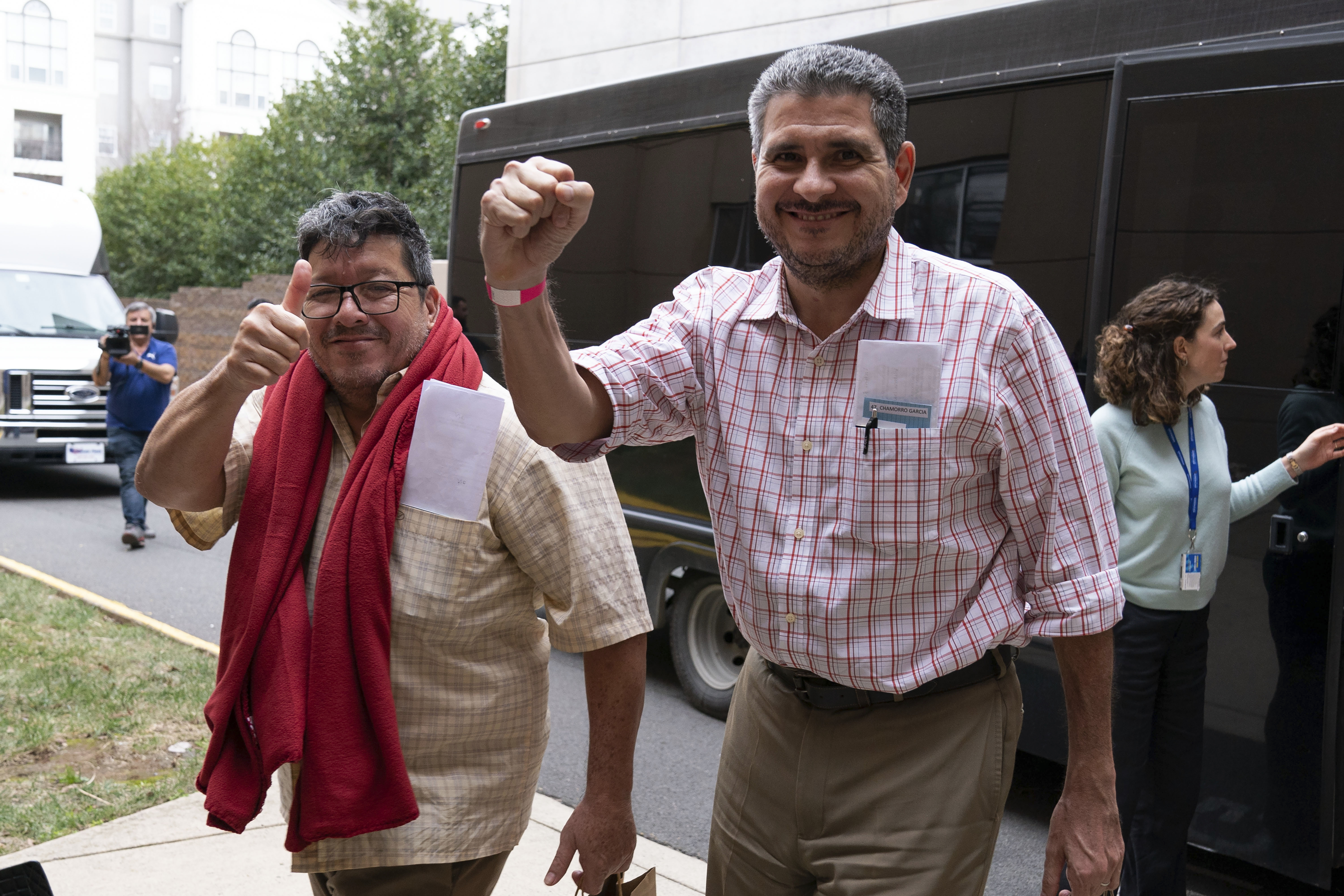 Los nicaragüenses Pedro Vázquez, a la izquierda, y Juan Sebastián Chamorro, con gestos de celebración a su llegada a un hotel en Chantilly, Virginia, Estados Unidos. (AP Foto/José Luis Magana)