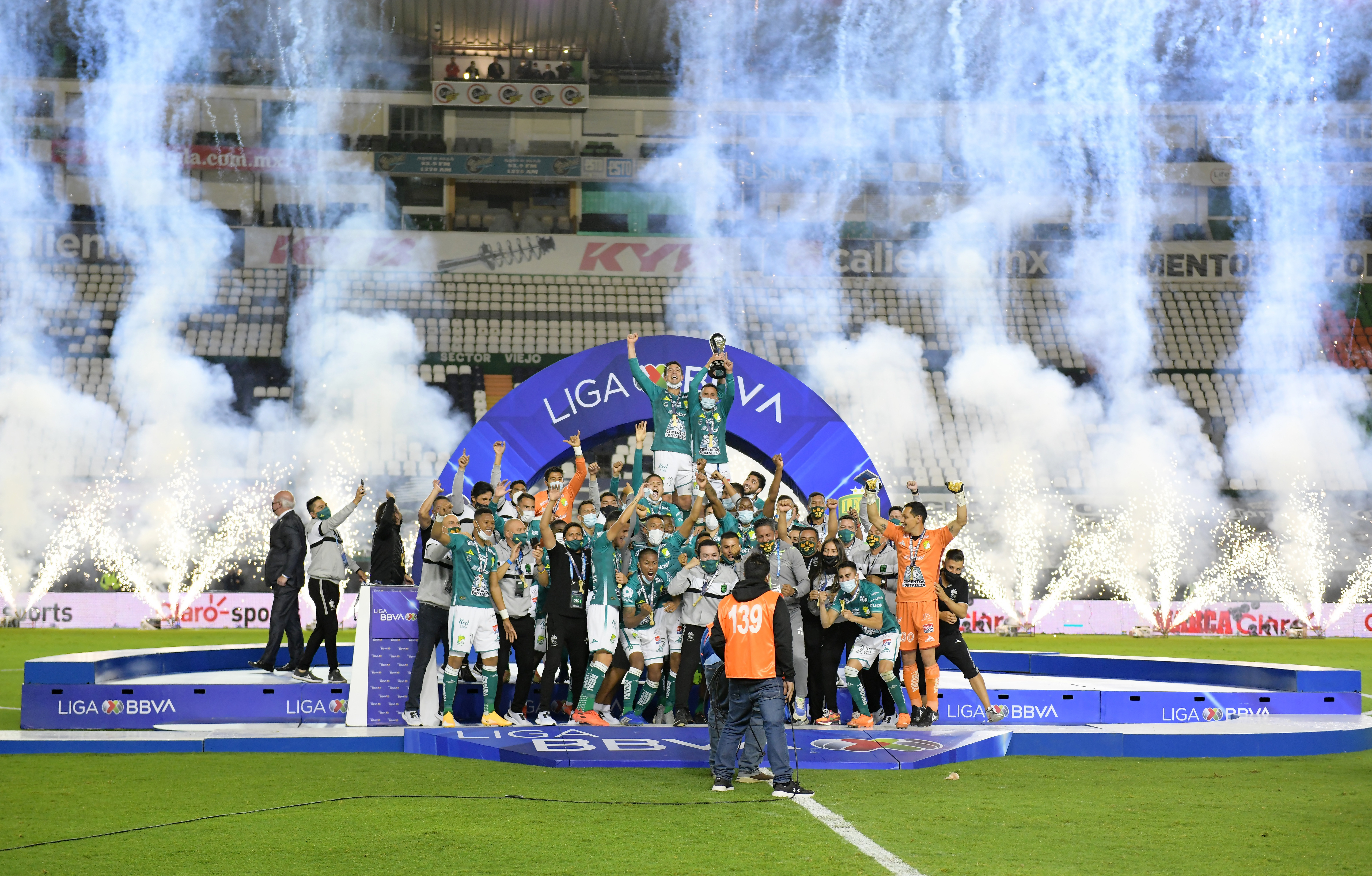 Los jugadores de León celebran con el trofeo de la Liga MX.