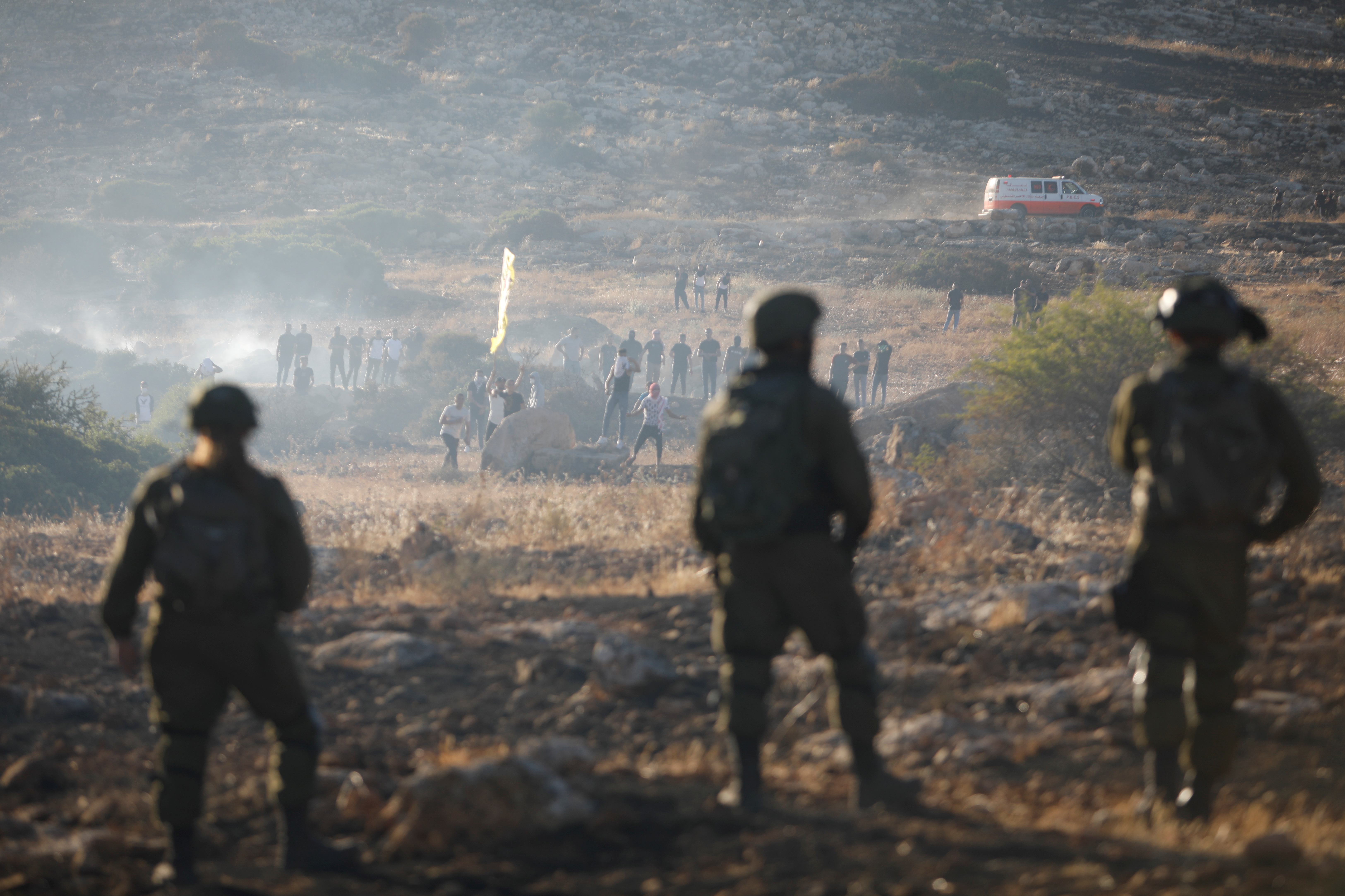 Soldados israelíes hacen guardia frente a manifestantes palestinos durante una protesta cerca de Tubas, en Cisjordania, el 15 de mayo de 2021. REUTERS/Raneen Sawafta