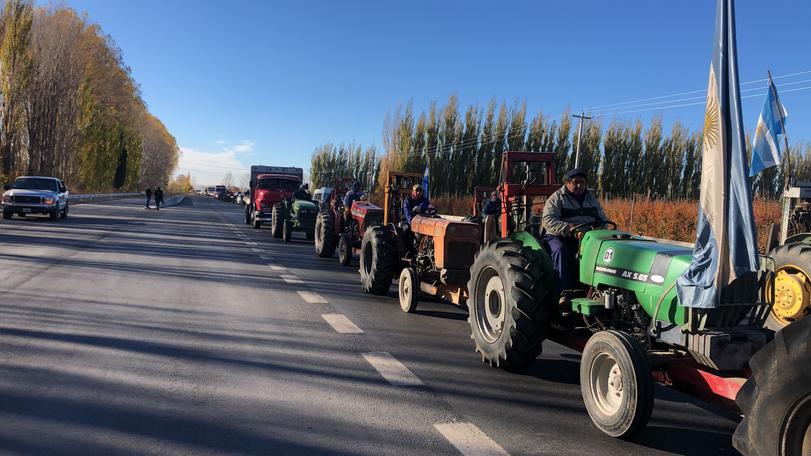 Productores de frutas del Alto Valle realizaron un tractorazo para expresar el malestar y rechazo a las políticas oficiales