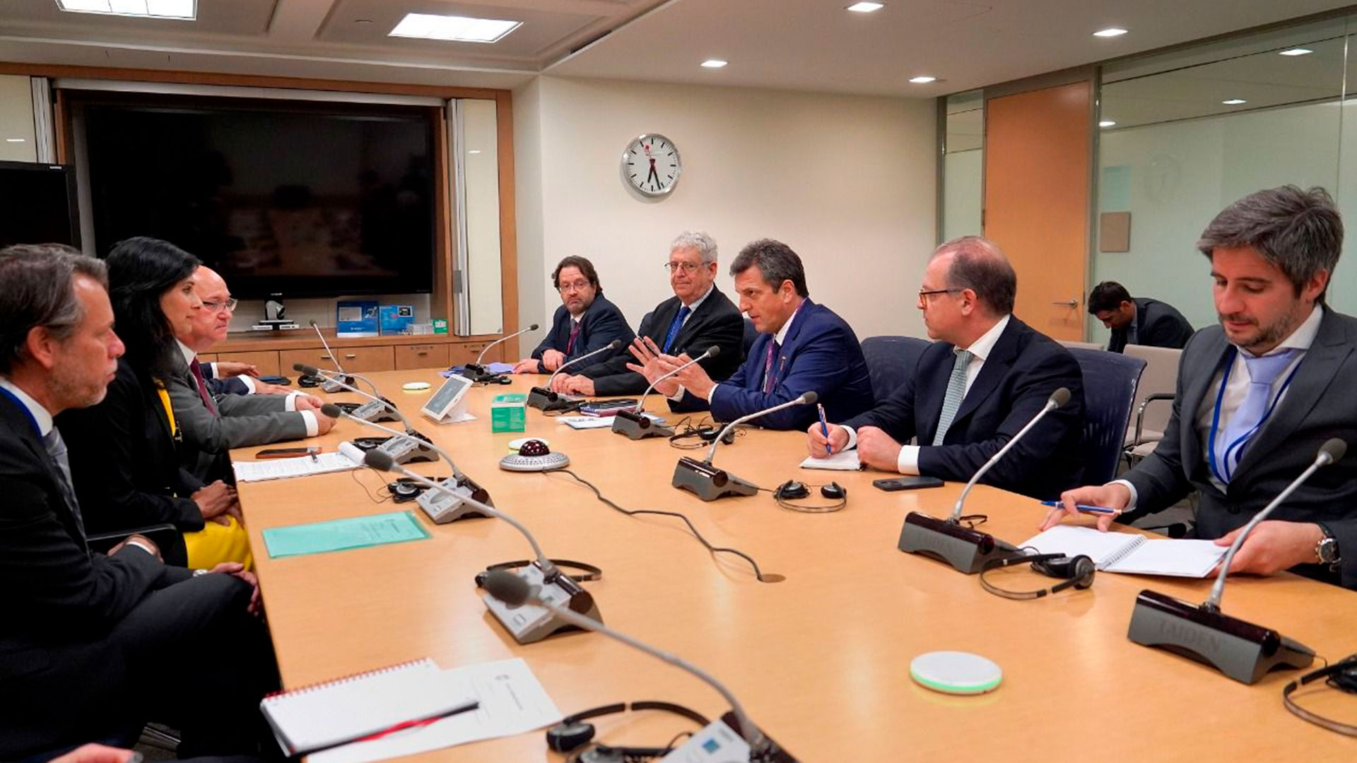 Los enviados del equipo económico trabajarán con el staff del Fondo en la revisión del cumplimiento de las metas del acuerdo.