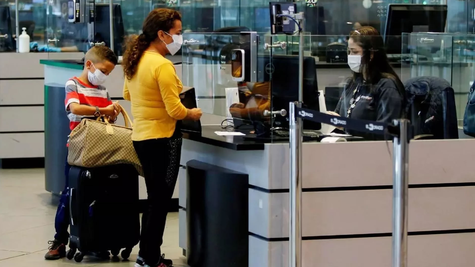 Control de migración en el Aeropuerto de El Dorado, en Bogotá, Colombia. Leonardo Muñoz - EFE