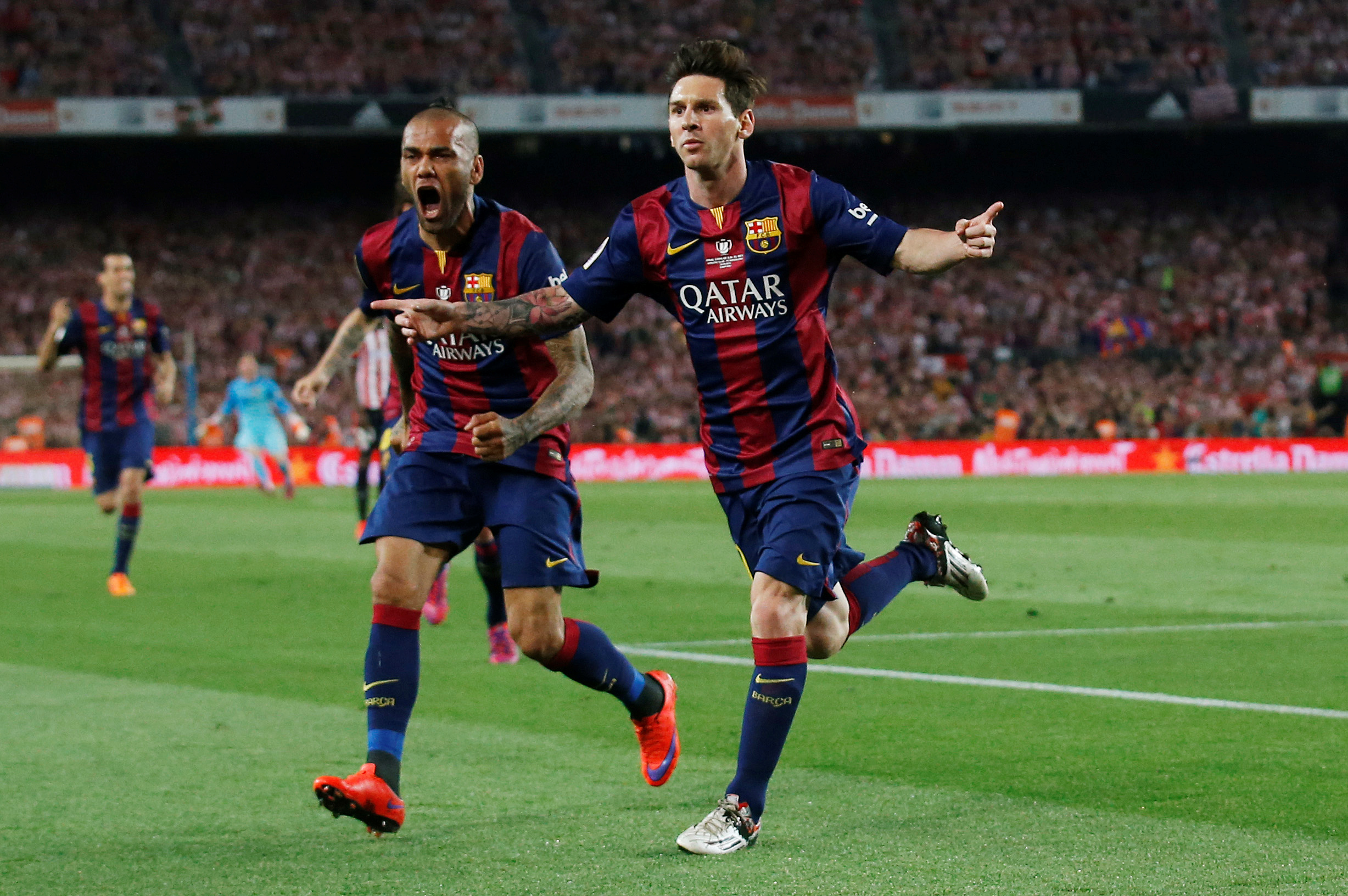 Dani Alves celebra un gol con Lionel Messi. Ganaron todo en el Barcelona (Reuters / Albert Gea/File Photo)