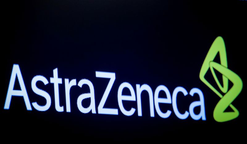 FOTO DE ARCHIVO: El logotipo de la farmacéutica AstraZeneca en una pantalla en el piso de la Bolsa de Nueva York (NYSE) en EEUU. 8 de abril de 2019. REUTERS/Brendan McDermid