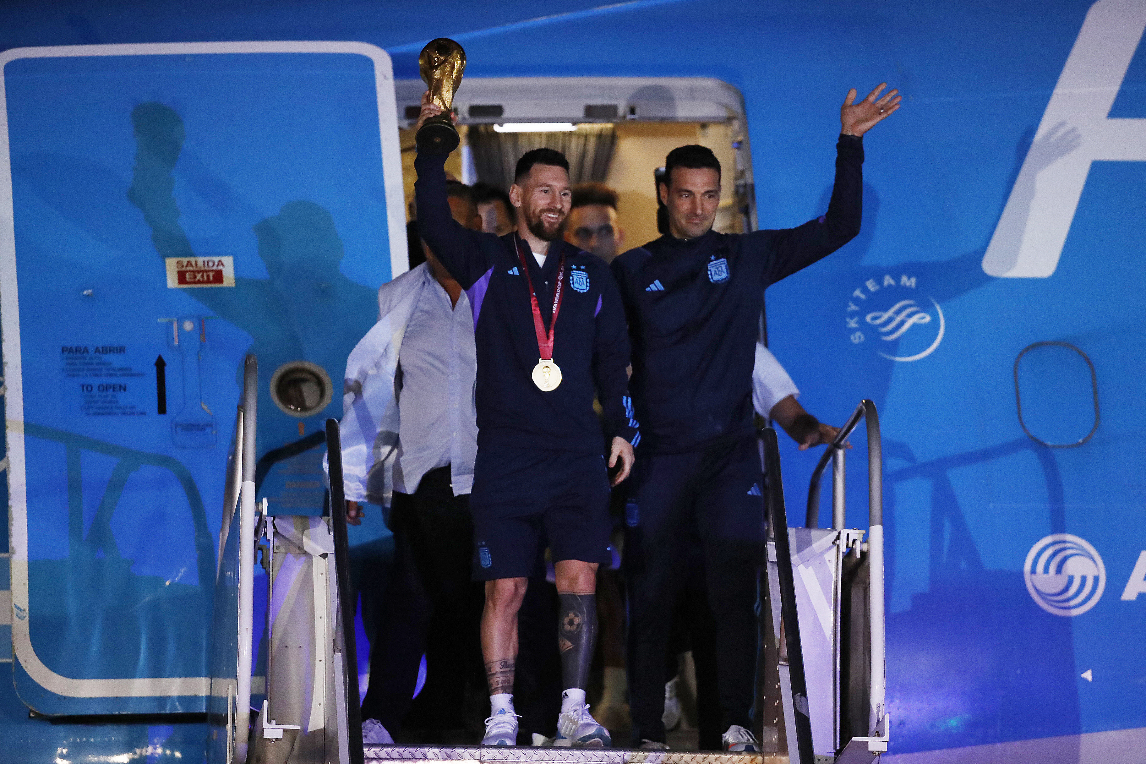 Lionel Messi con la Copa del Mundo junto a Lionel Scaloni, dos artífices clave del título que consiguió la Argentina el domingo pasado en Qatar. (REUTERS/Agustin Marcarian)