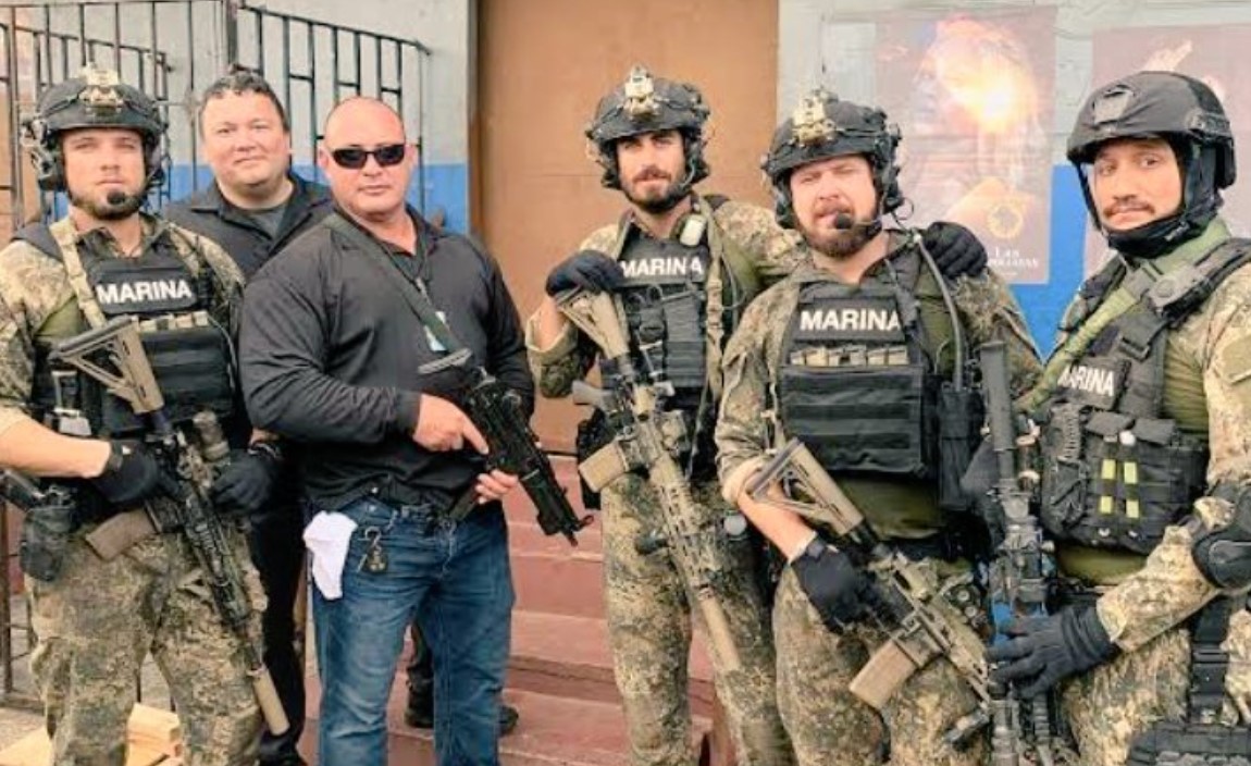 After Ovidio's capture, a photograph of alleged US marines circulated (Twitter/ @MrLotario) 