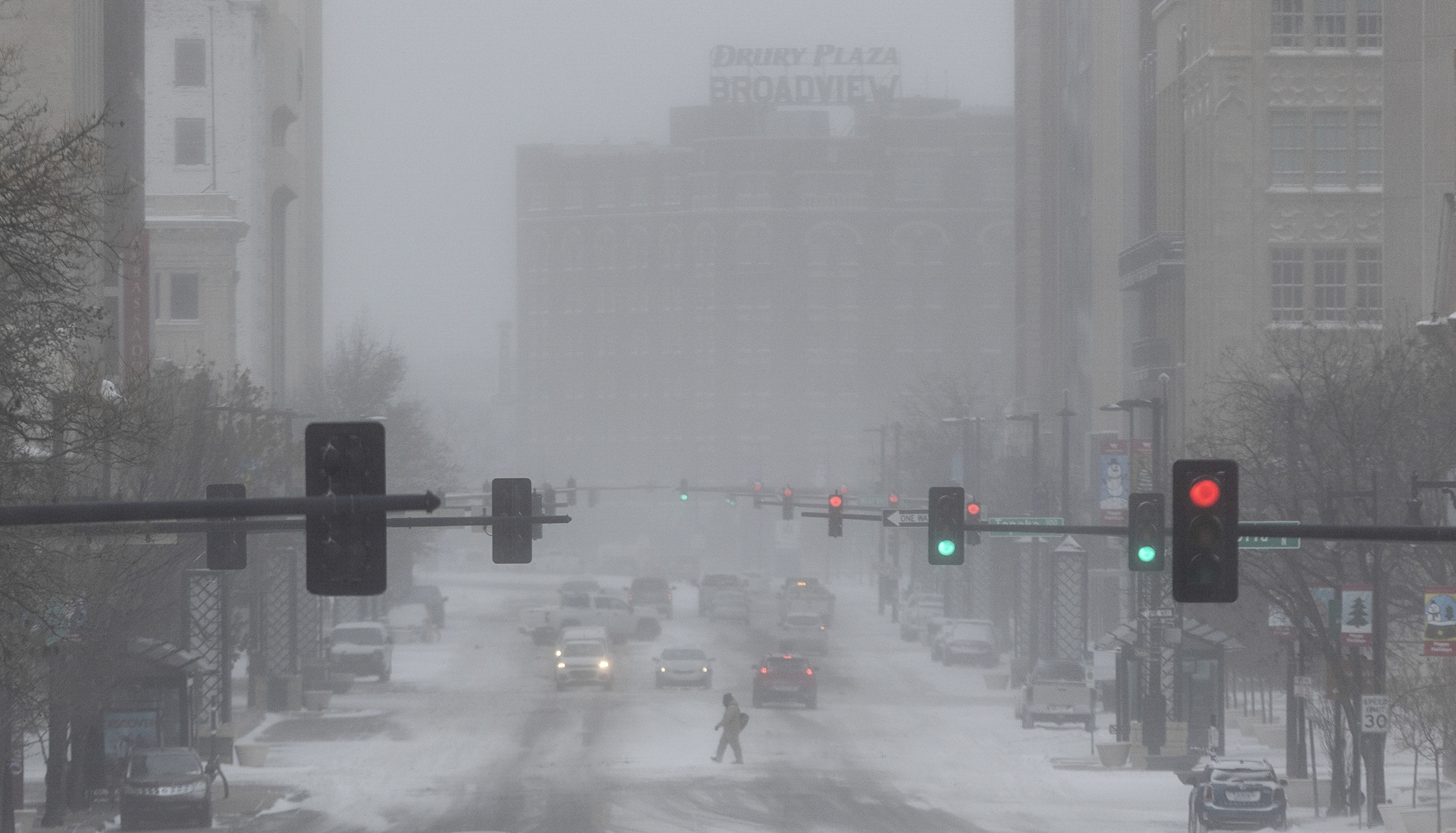 El tráfico se mueve durante una tormenta de nieve en Wichita, Kansas, el jueves 22 de diciembre de 2022 (Travis Heying /The Wichita Eagle via AP)
