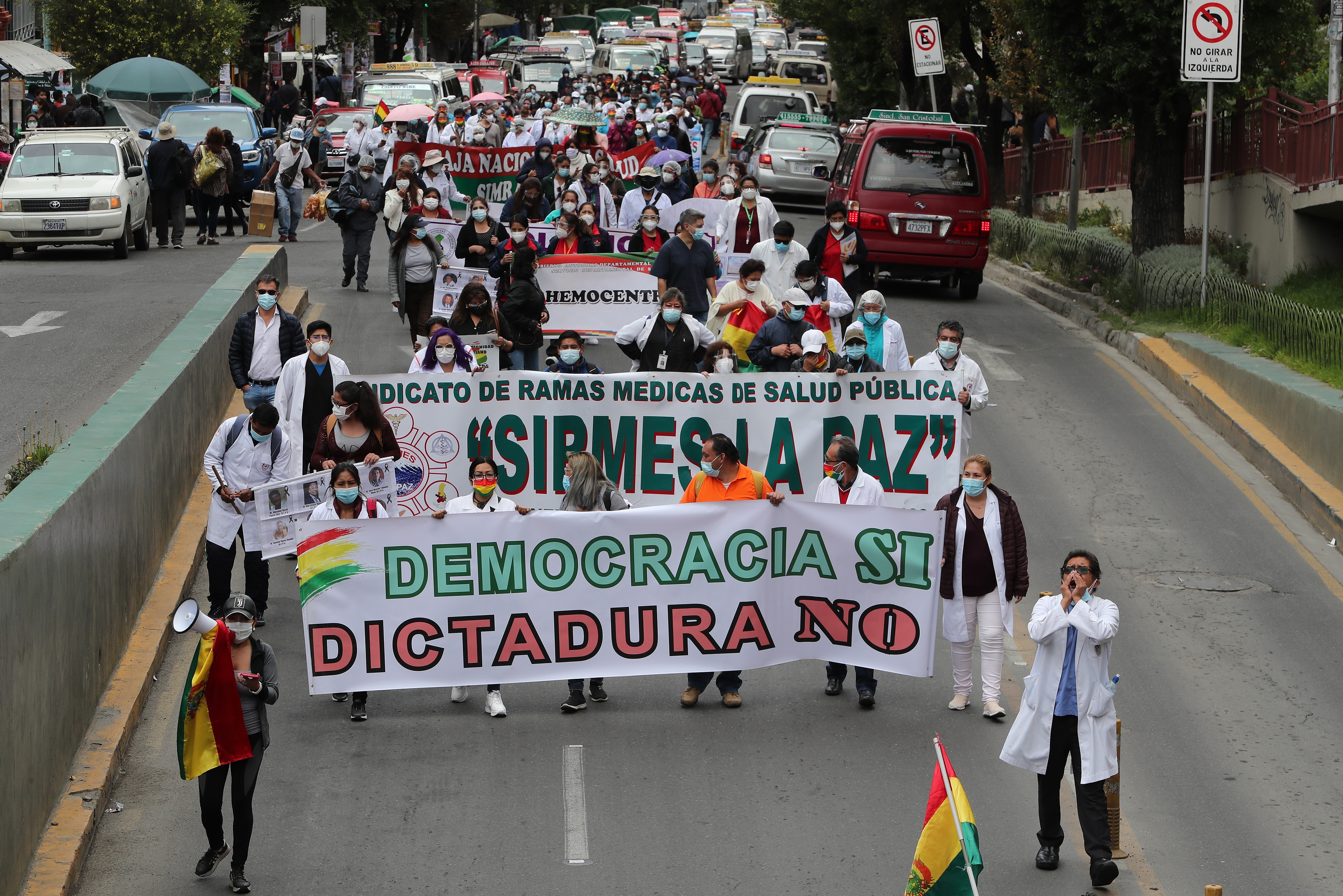 Los médicos y empleados del sector salud han participado masivamente de las protestas contra el gobierno (EFE/Martin Alipaz)
