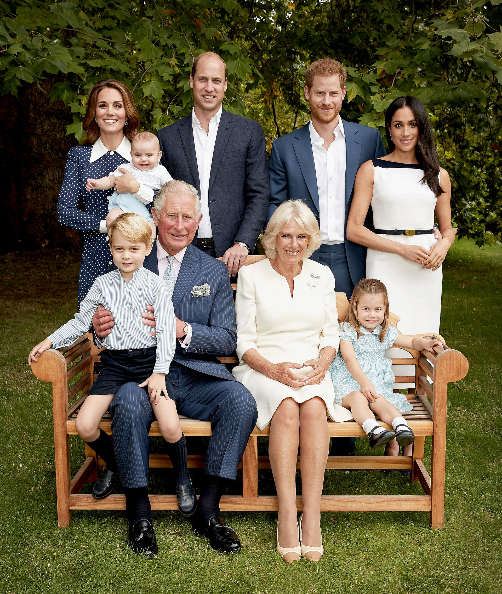 Aunque esta fotografía fue tomada cuando la reina Isabel II aún estaba con vida, en esta imagen se puede ver la nueva conformación de la familia real británica, aunque faltan algunos de los miembros más jóvenes (Reuters)