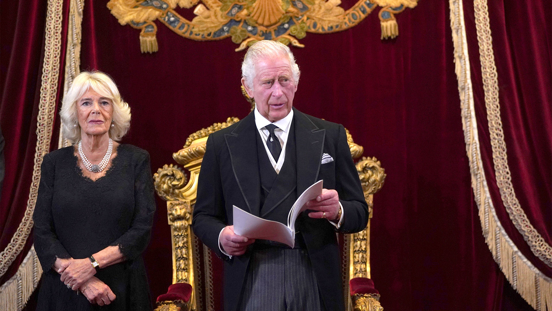 El rey Carlos III y Camilla, la reina consorte, durante el Consejo de Adhesión en el Palacio de San Jaime, Londres, el sábado 10 de septiembre de 2022, donde el rey Carlos III es proclamado formalmente monarca. (Victoria Jones/Pool Photo vía AP)
