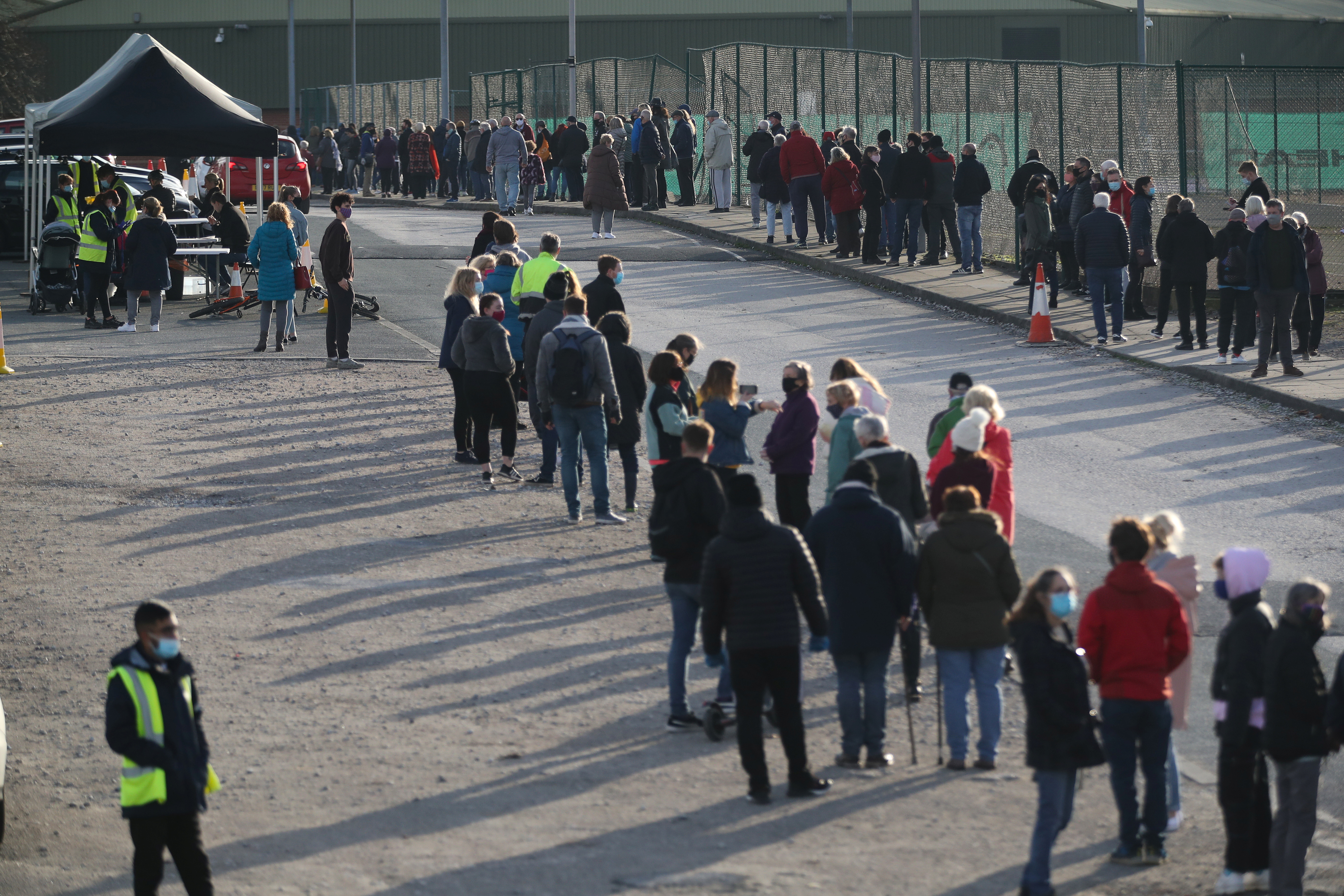 Personas hacen fila en un centro de testeo en Liverpool (REUTERS/Carl Recine)
