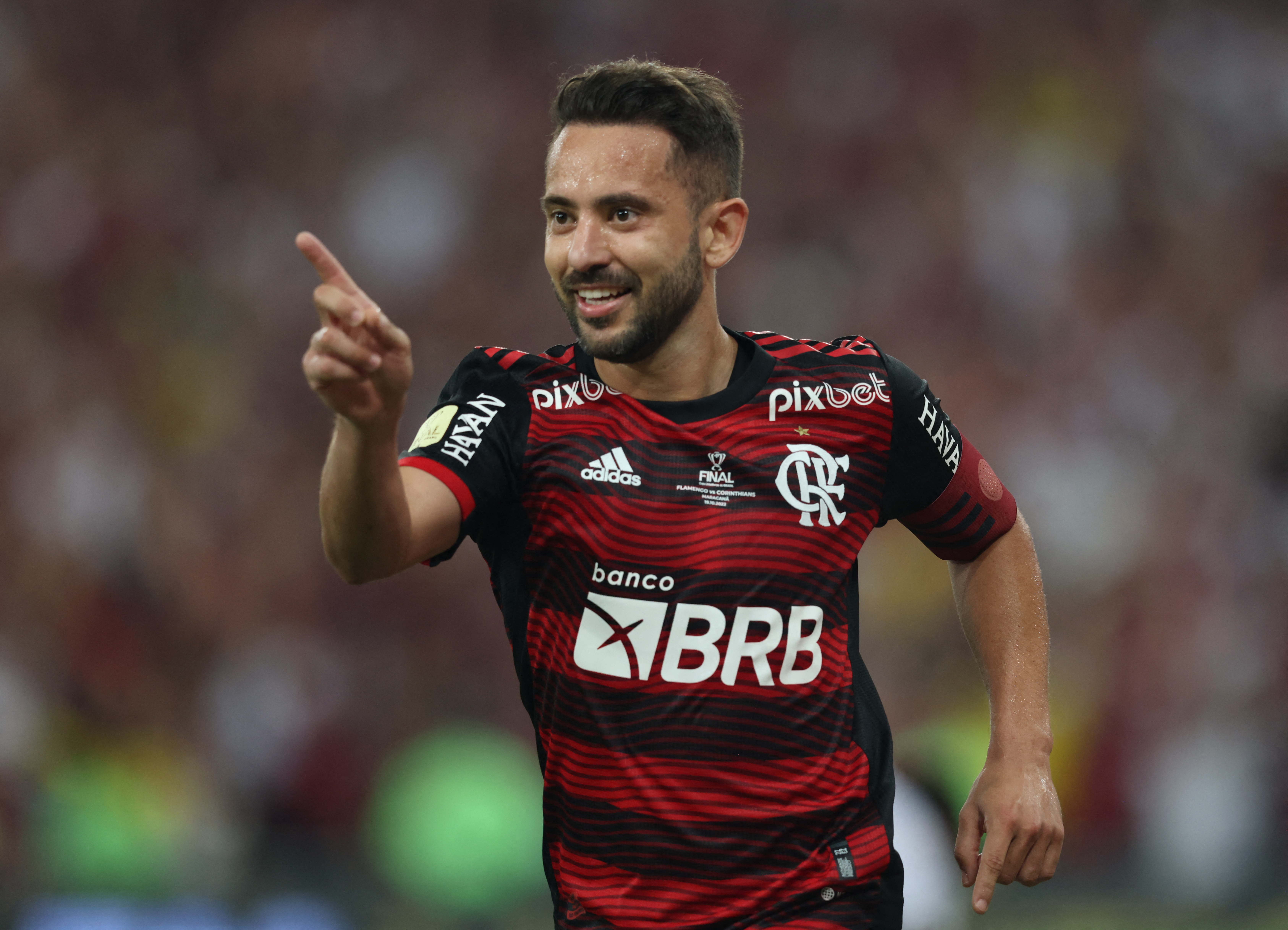 Everton Ribeiro se habría impuesto por delante de Coutinho (Reuters)