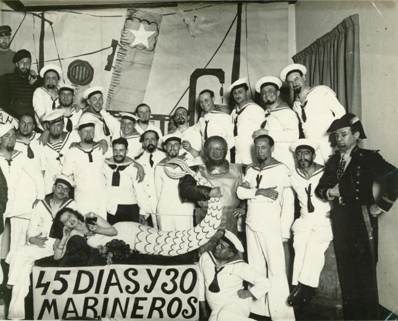 Norah Lange presenta su libro 45 días y 30 marineros en 1933, disfrazada de sirena junto a Oliverio Girondo, su marido (en el centro). La acompañan como marineros: el escritor chileno Pablo Neruda (tercero desde la izquierda), Conrado Nalé Roxlo, Evar Méndez, Emilio Pettoruti, entre otros.