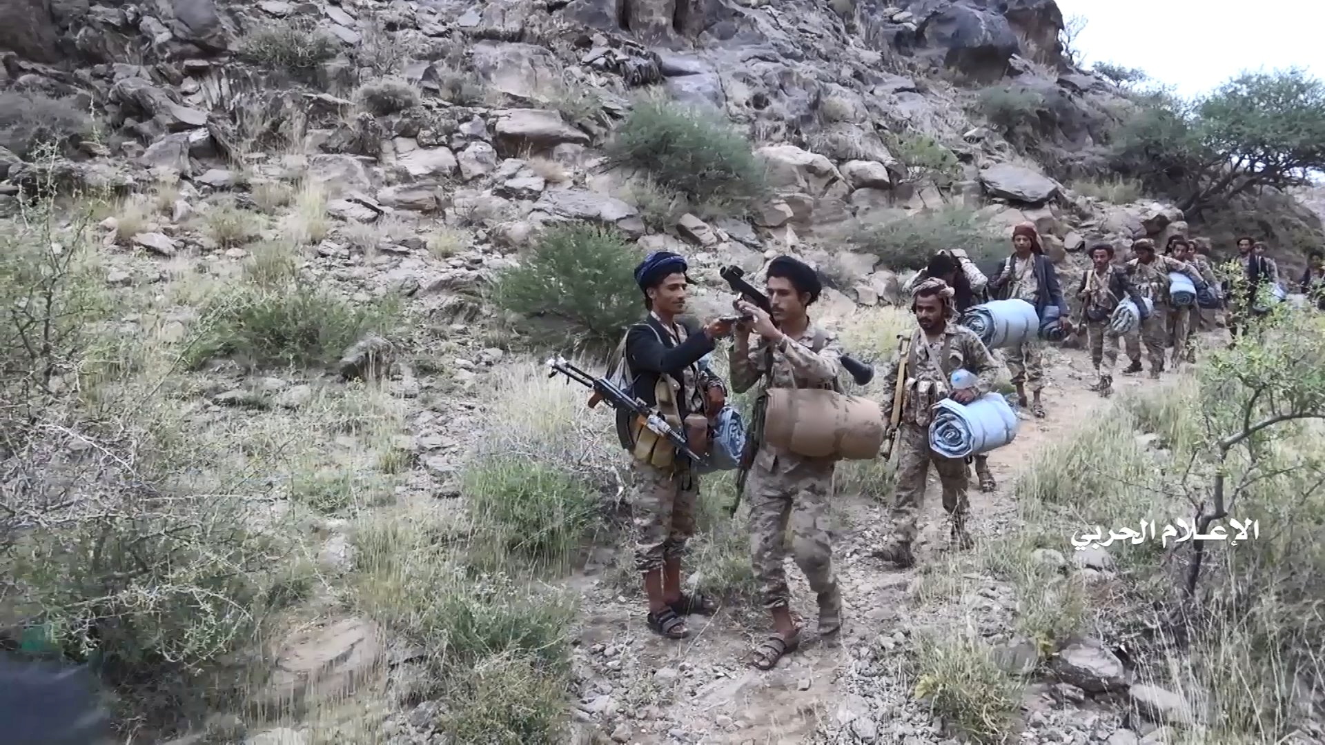 Combatientes hutí caminan hacia una línea de frente en el distrito de al-Jubah, en la provincia de Marib, en Yemen, en una captura de un vídeo distribuido por el centro de medios de comunicación de los hutíes el 2 de noviembre de 2021 (Reuters)