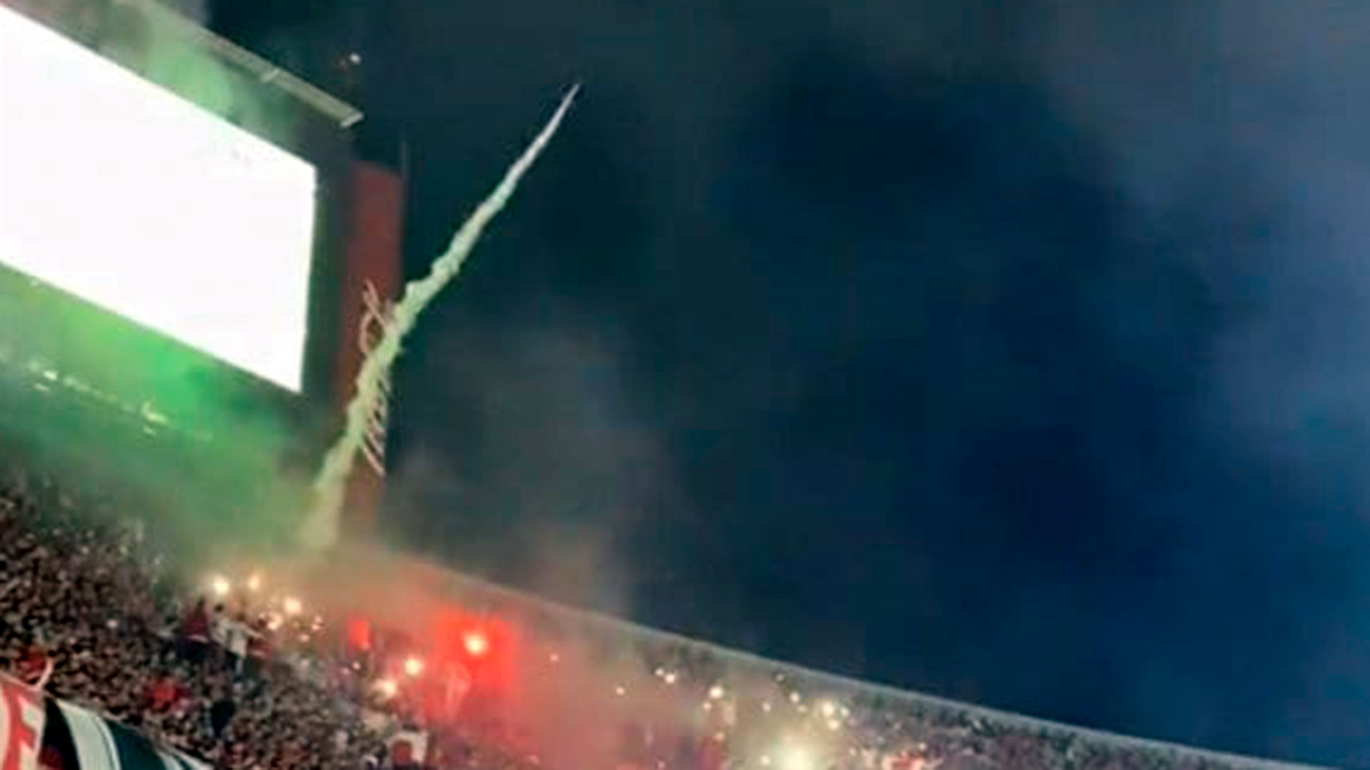 Allanaron la casa de un barra de River Plate acusado de tirar la bengala marina en el Superclásico