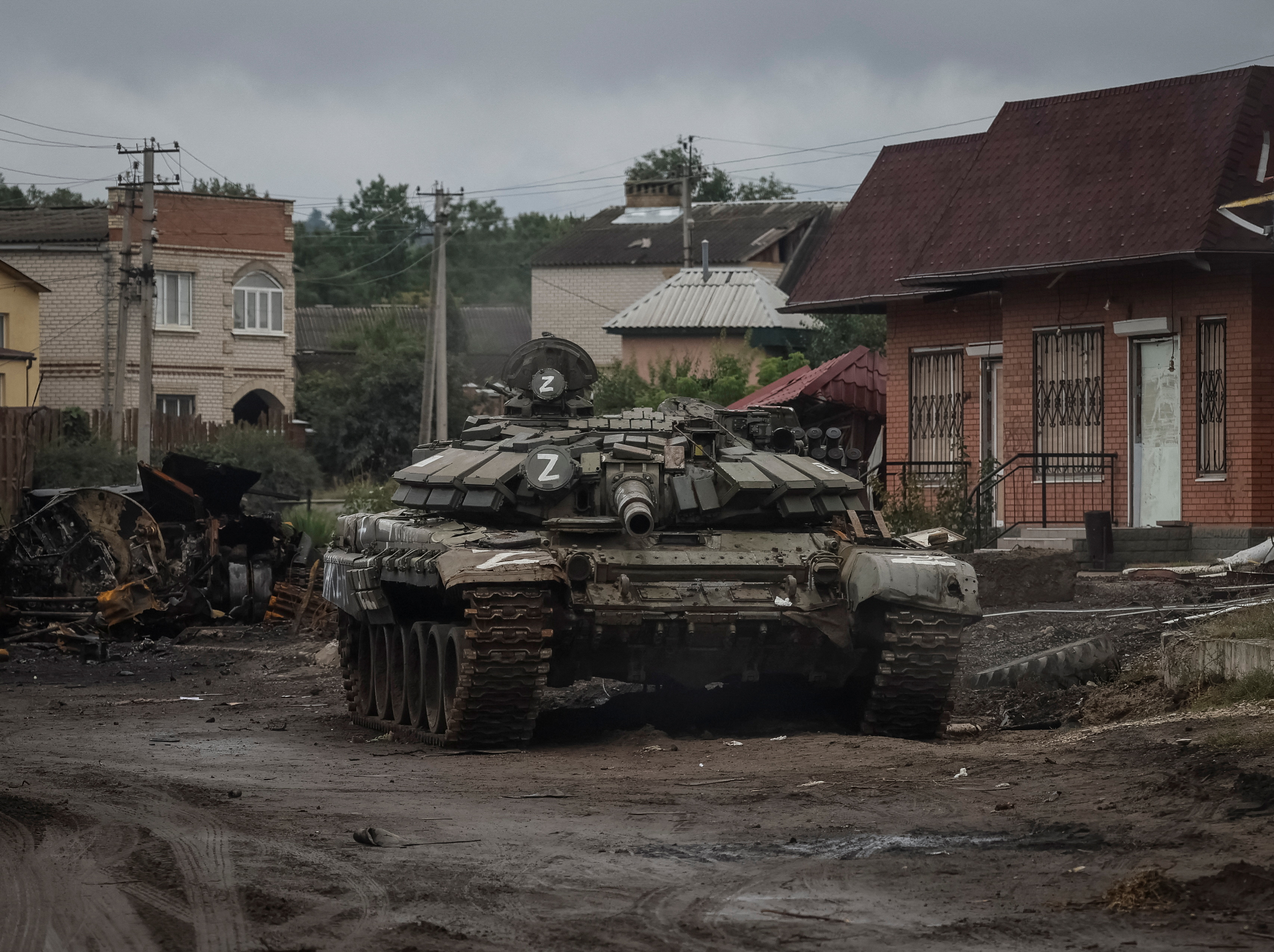Uno de los tanques de la Cuarta División Motorizada rusa, que fue prácticamente destruida durante la contraofensiva ucraniana de los últimos días, tirado en una de las calles de la liberada Izium. (REUTERS/Gleb Garanich)