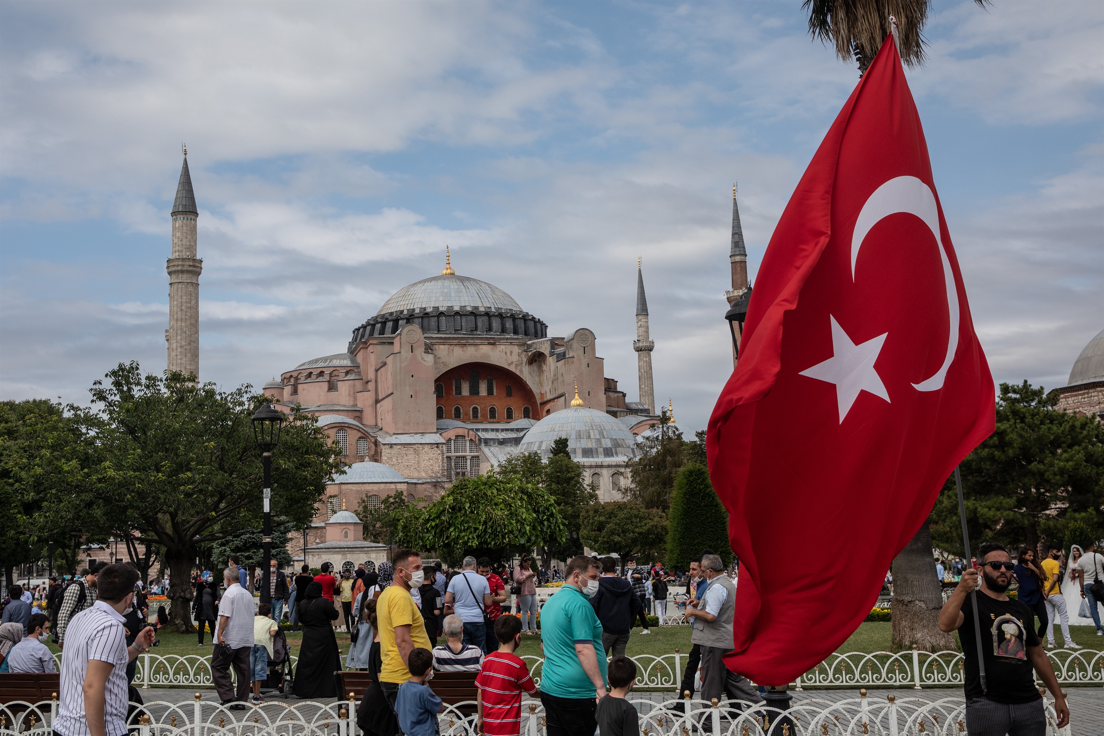 Imagen de archivo de un hombre agitando la bandera nacional de Turquía frente a la Mezquita de Santa Sofía. Foto: CHRIS MCGRATH- Europa Press