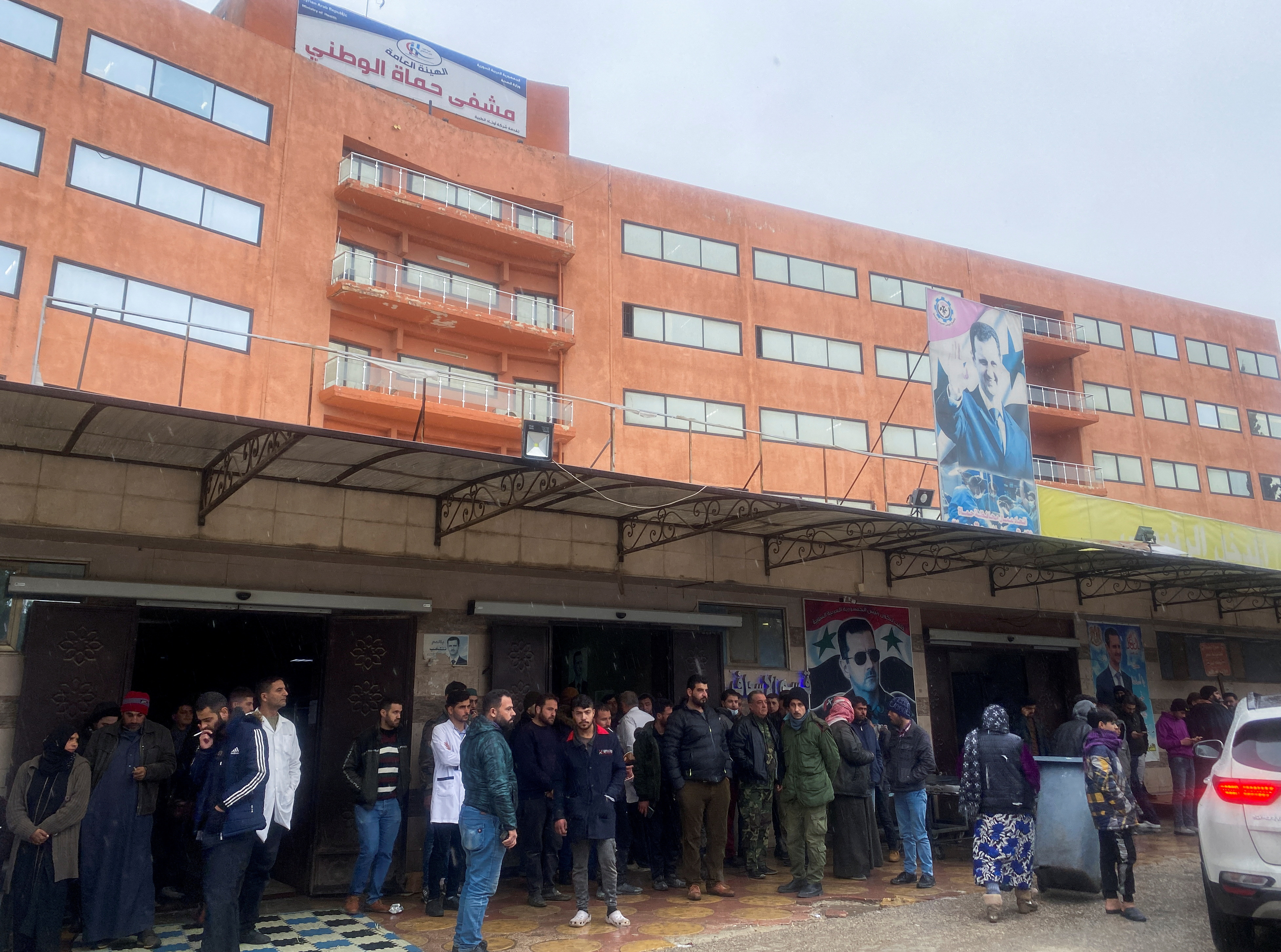 Las personas se reúnen frente a un hospital, luego de un terremoto, en Hama, Siria.
