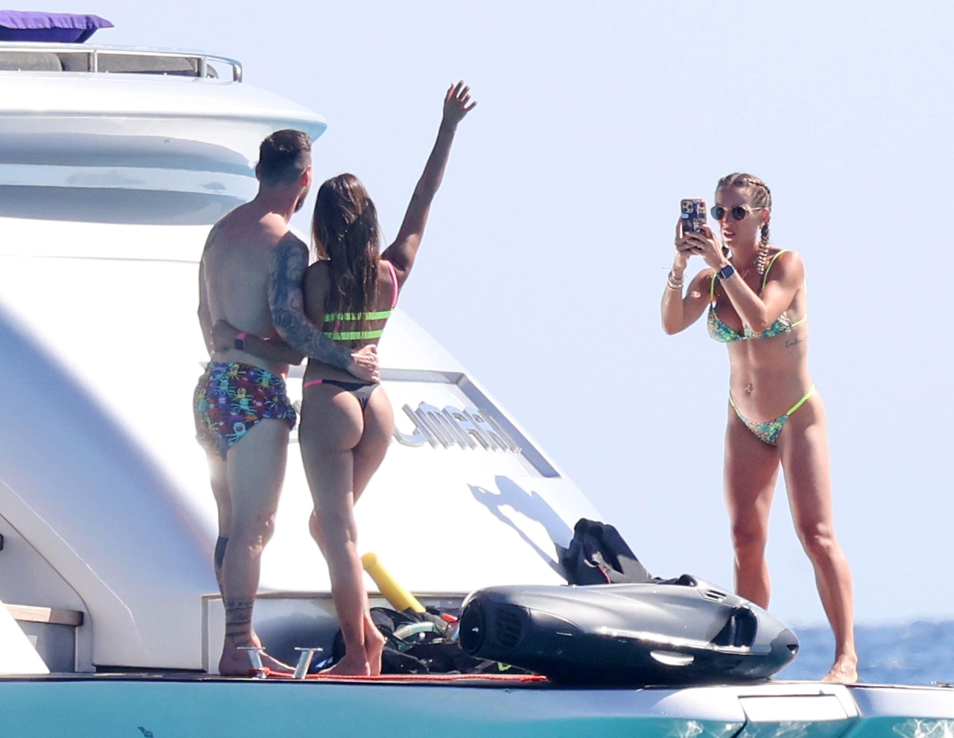 Los gestos románticos de Lionel Messi y Antonela Roccuzzo, relajados en el lujoso yate que alquilan en Ibiza