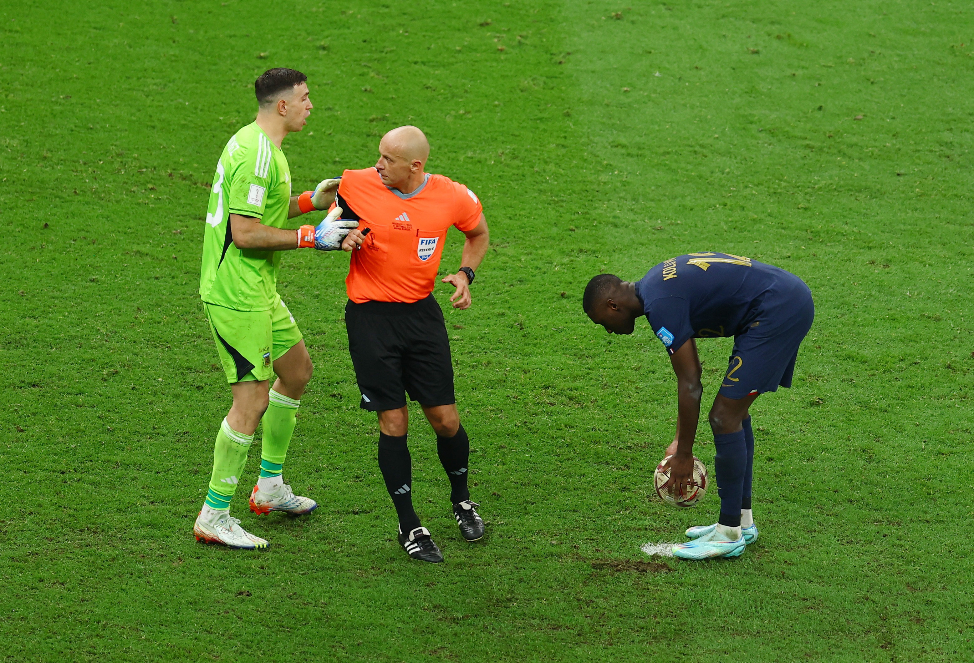 Martínez recibió la tarjeta amarilla antes de la ejecución de Kolo Muani (Reuters/Molly Darlington)