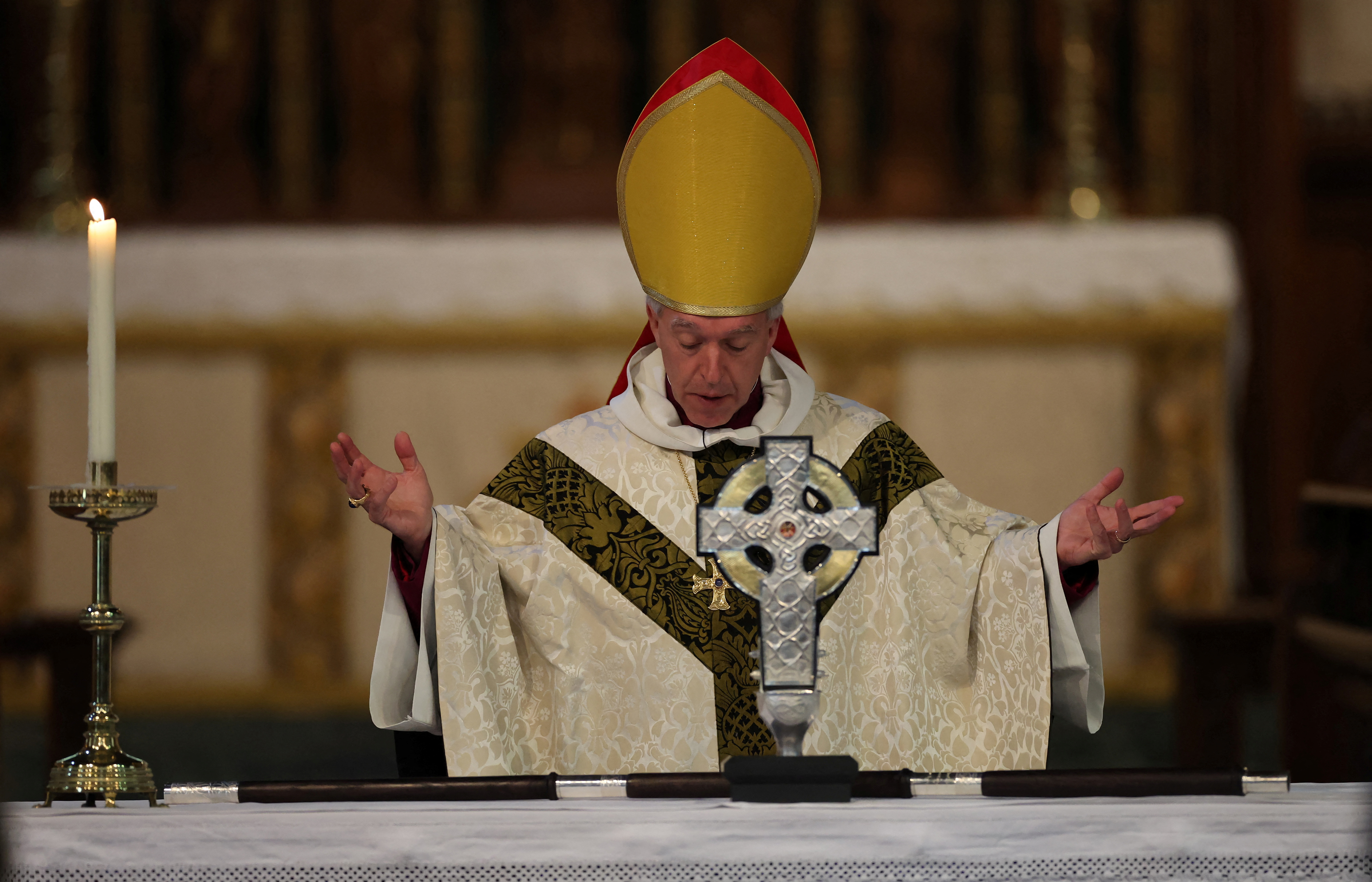 El arzobispo de Gales, Andrew John, bendijo la Cruz en la Iglesia de la Sagrada Trinidad antes de que parta para Londres (REUTERS)
