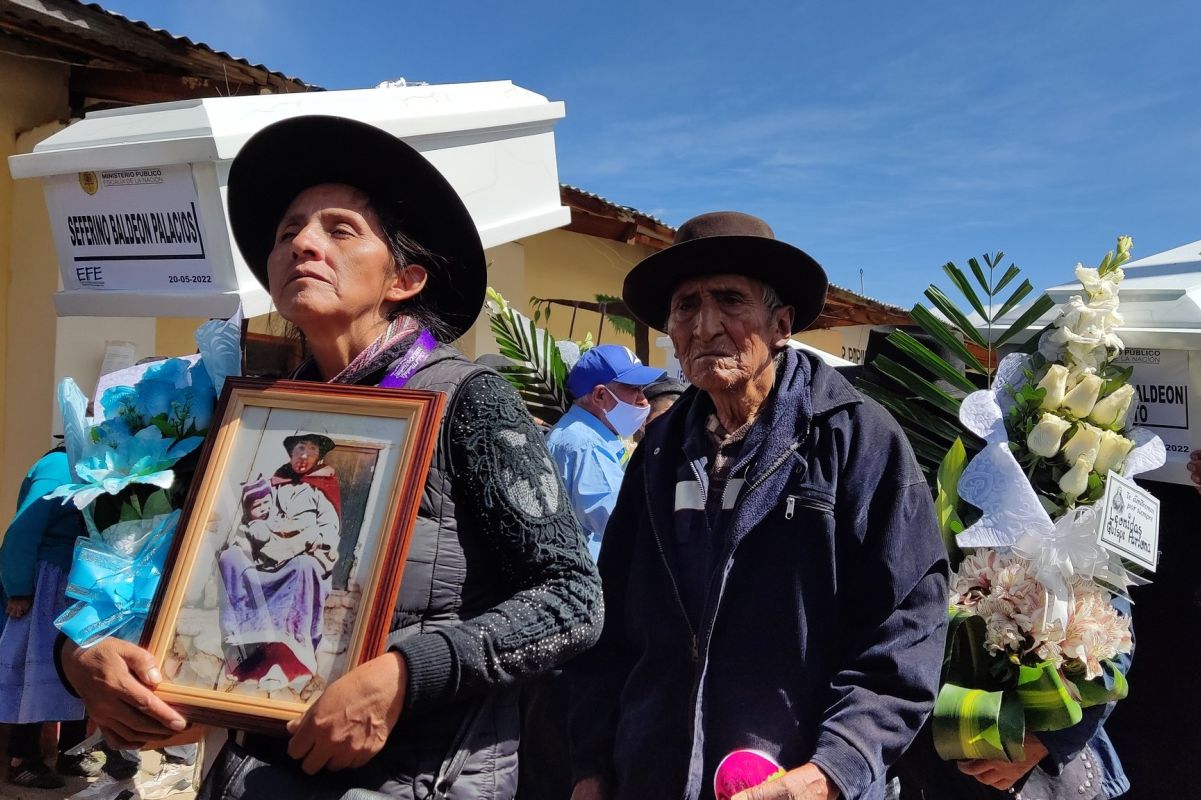 Accomarca: emotivo entierro de las víctimas del crimen en Ayacucho.