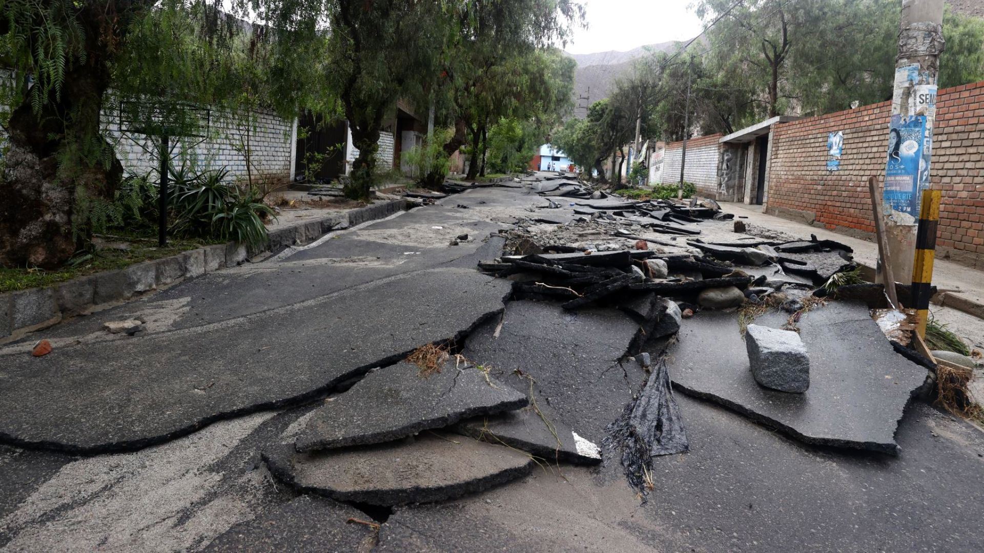 Como si se tratase de un sismo, las pistas de Chaclacayo quedaron destruidas.  (Andina/Vidal Tarqui)