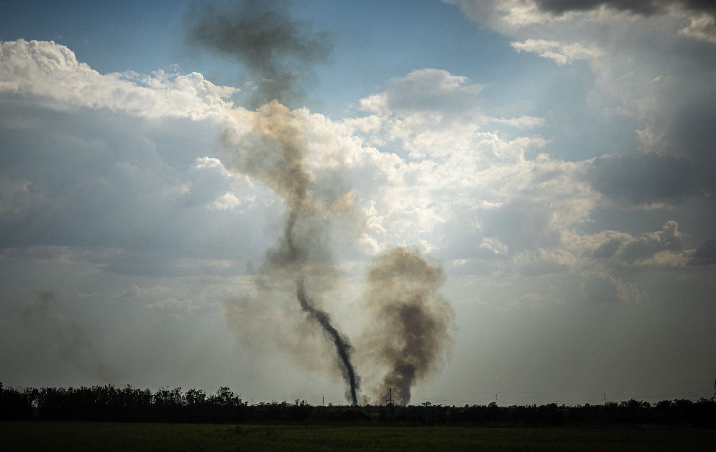 Columnas de humo se levantan en las afueras de Kherson provocadas por los ataques ucranianos desde el otro lado del río Dnipro. (AFP)