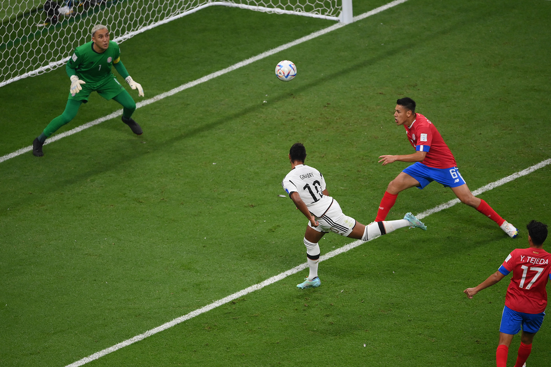 Serge Gnabry del Bayern Munich abrió el marcador para Alemania con un cabezazo colocado al palo izquierdo de Keylor Navas (Photo by FRANCK FIFE / AFP)