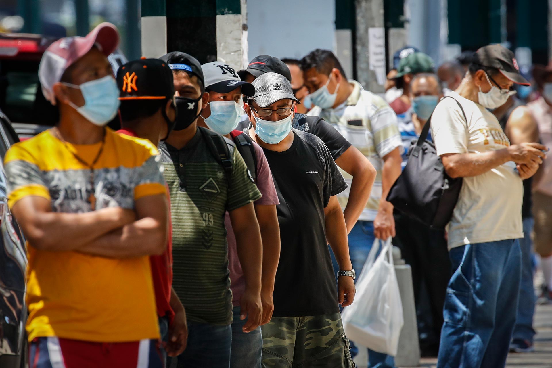 Un grupo de personas, con mascarilla para protegerse del coronavirus, esperanzas en fila para recibir comida donada durante la pandemia del coronavirus, el 23 de junio de 2020, en el vecindario de Corona, en Queens, Nueva York. (Foto AP / John Minchillo)