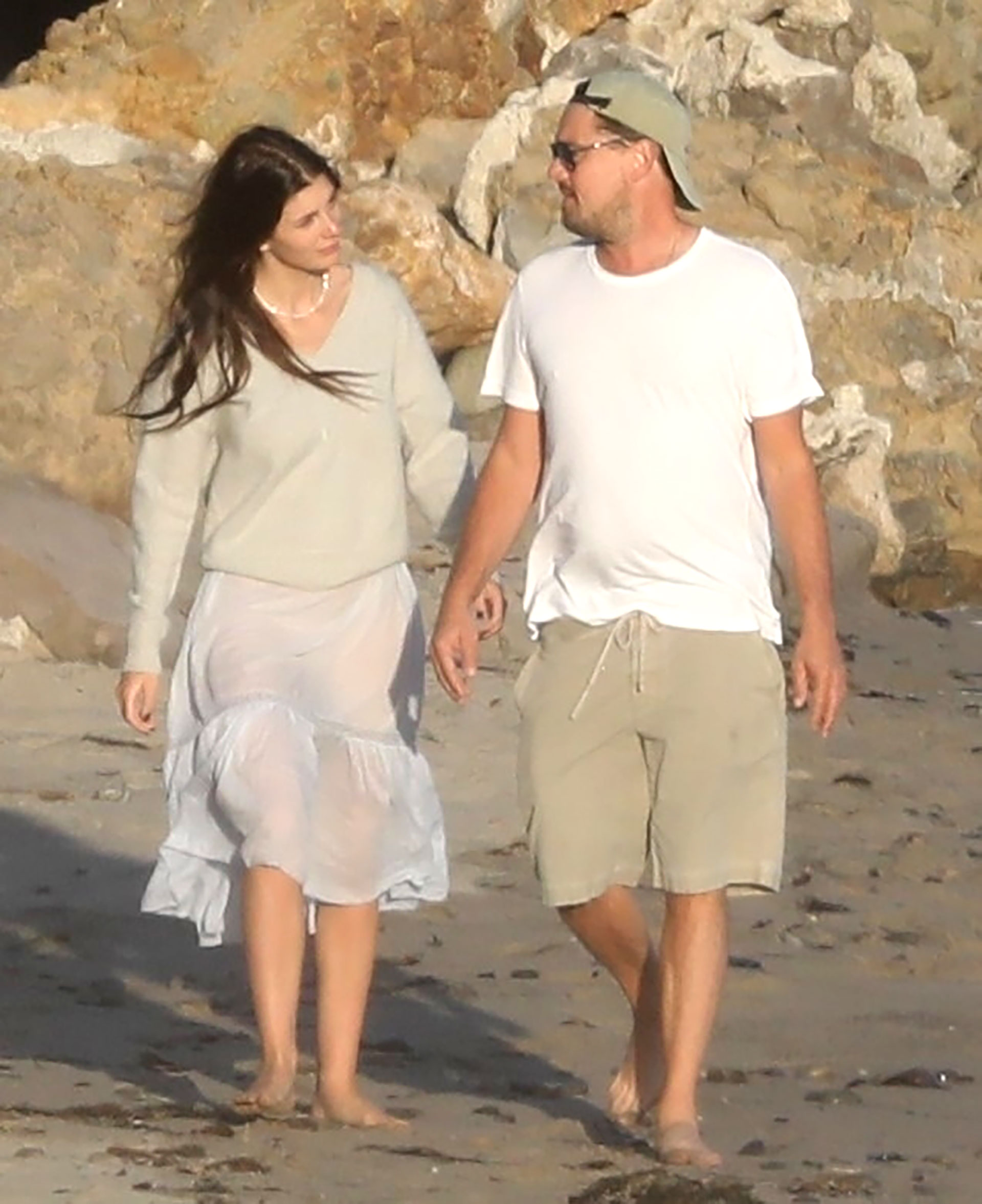 Mayo de 2016. Leonardo DiCaprio y Camila Morrone disfrutan del mar en la playa con su familia  en Malibú (The Grosby Group)