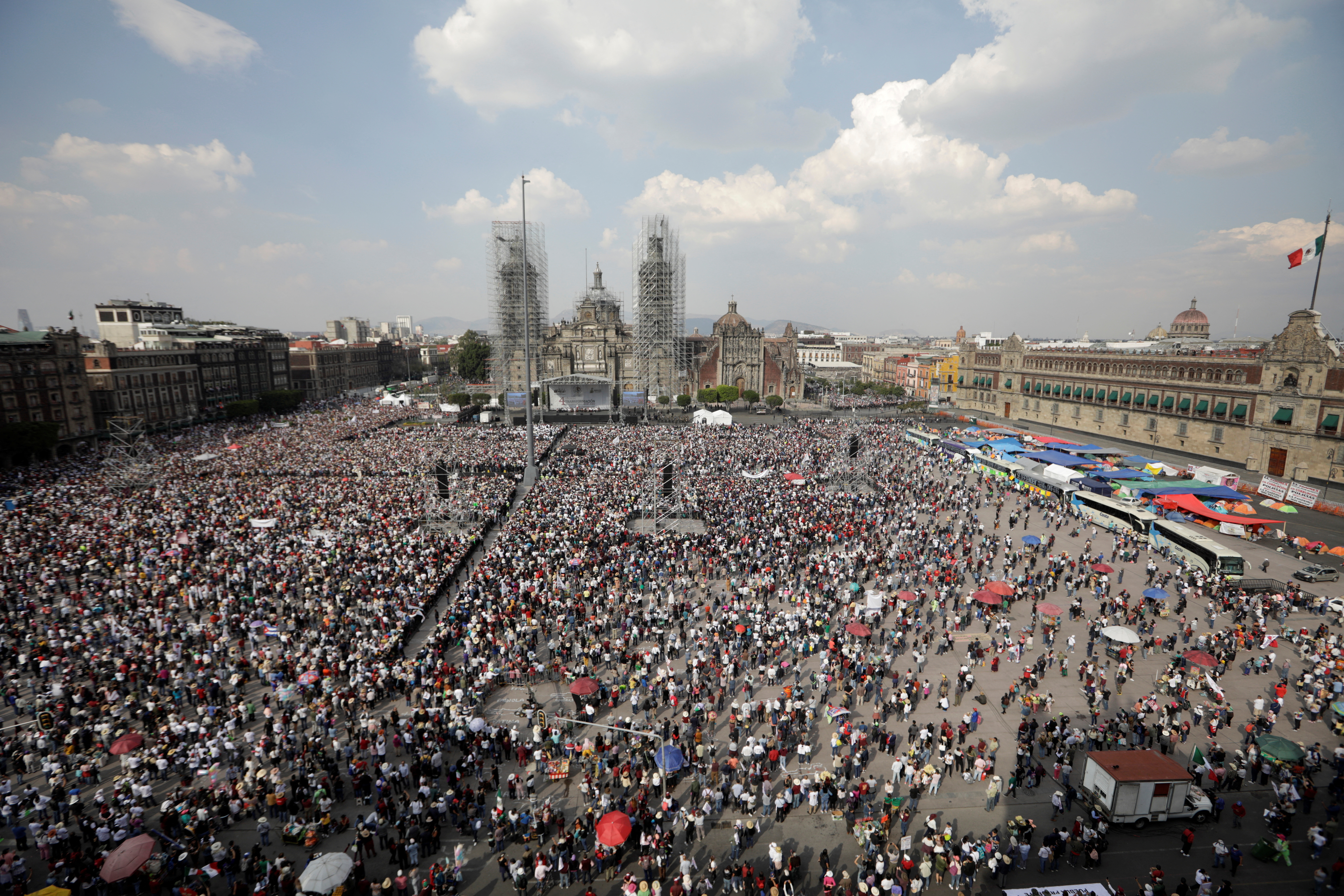 El Zócalo durante el mensaje de AMLO (REUTERS/Luis Cortes)