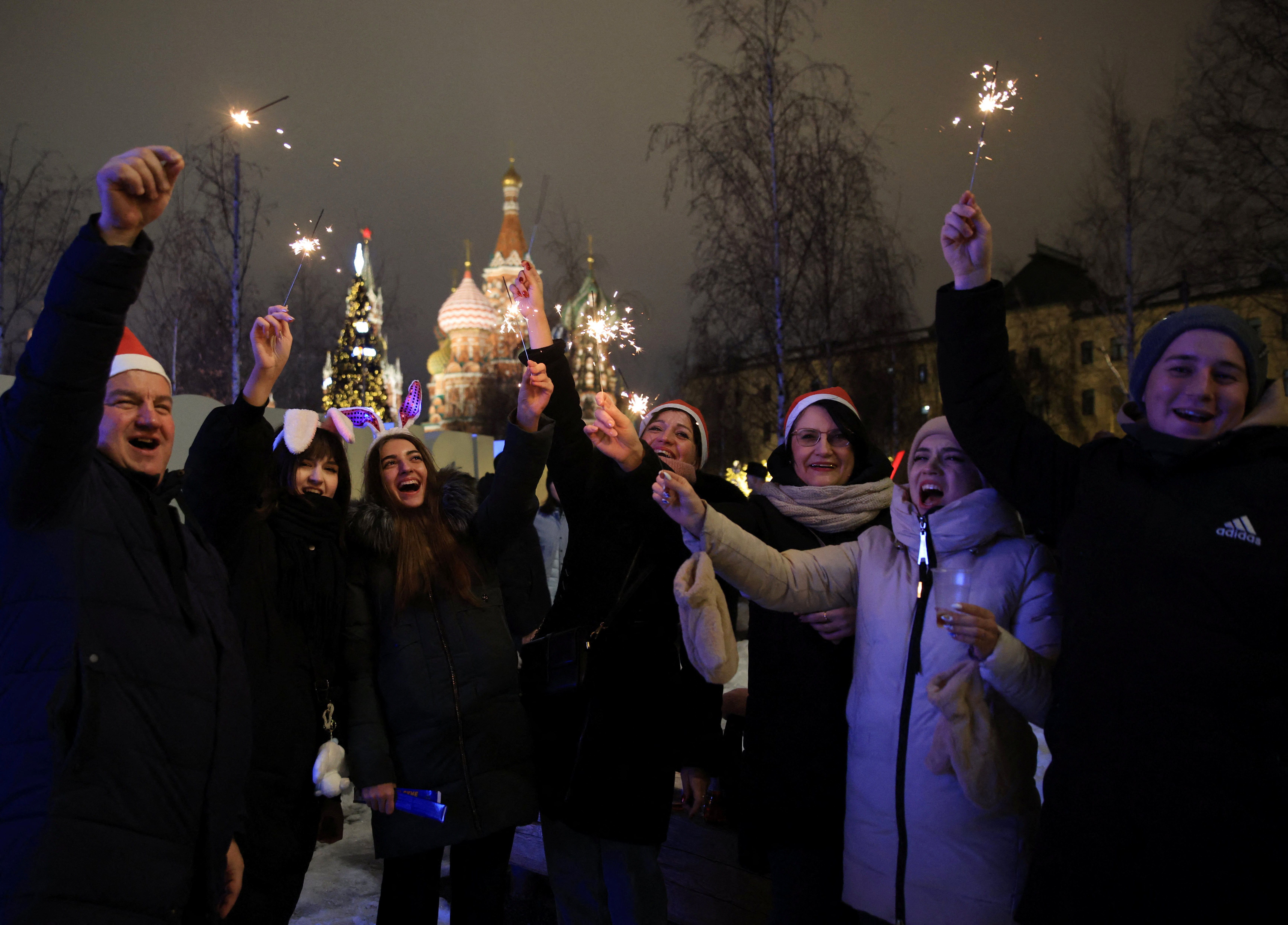 Los rusos en Moscú celebraron con bengalas (REUTERS)