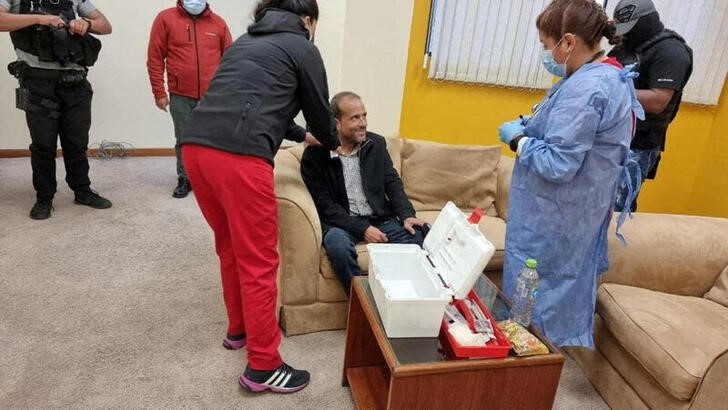 El líder opositor boliviano Luis Fernando Camacho recibe una evaluación médica luego de su detención (TWITTER/Carlos Eduardo del Castillo del Carpio/Distribuida vía REUTERS)
