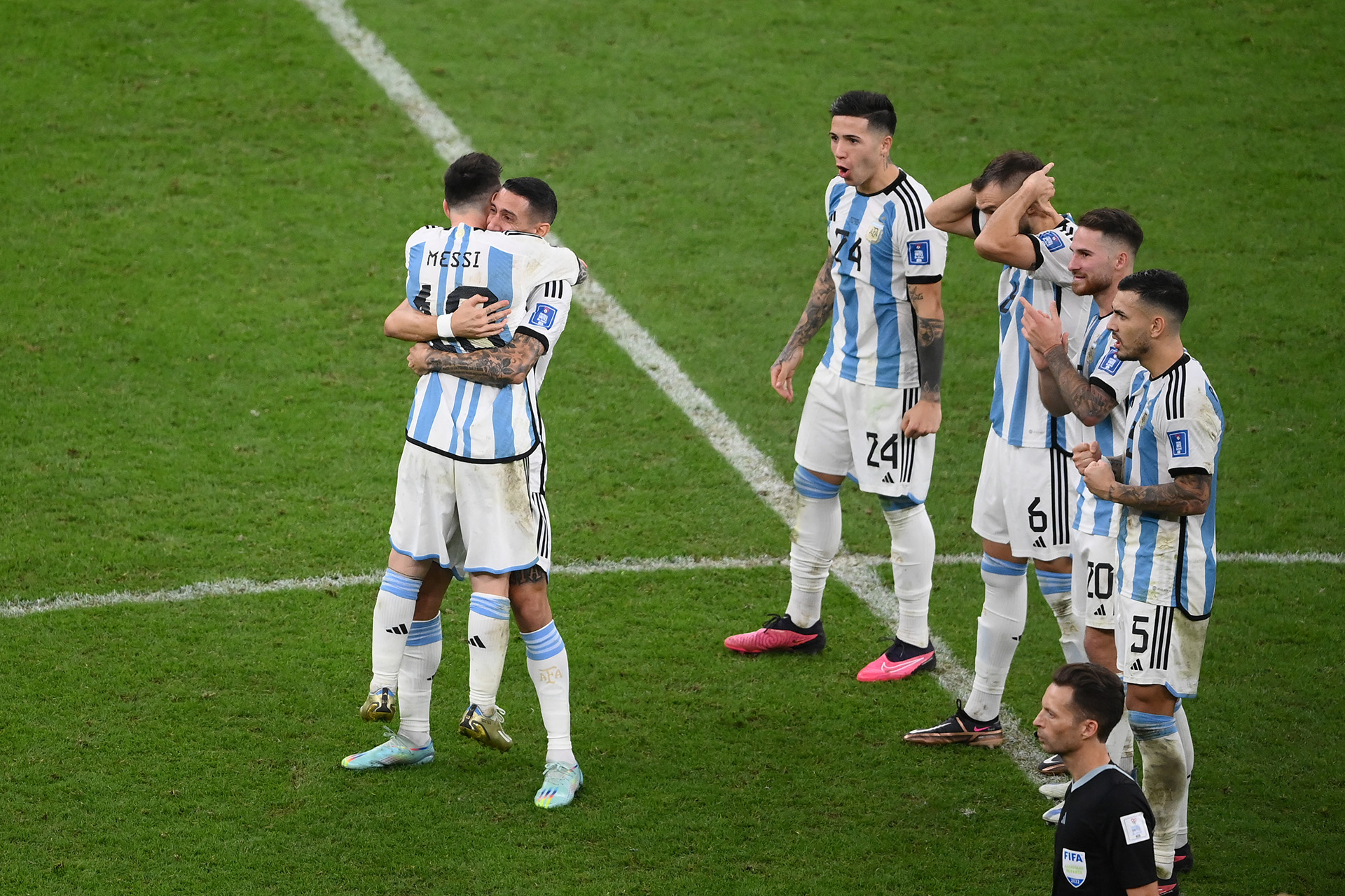 Messi y Di María se funden en un abrazo tras un penal convertido por Argentina (Photo by FRANCK FIFE / AFP)