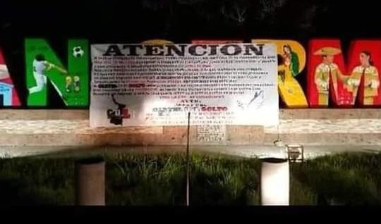Los mensajes fueron colocados y distribuidos en mantas en distintas urbes de Tamaulipas (Foto: Twitter/@vigilantehuaste)