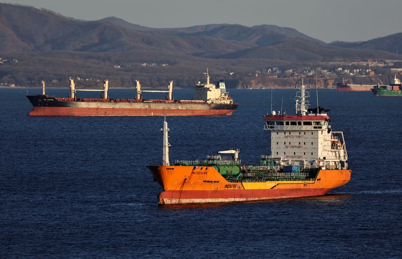 El petrolero de crudo RN Polaris y un granelero navegan en la bahía de Najodka, cerca de la ciudad portuaria de Najodka, Rusia. REUTERS/Tatiana Meel