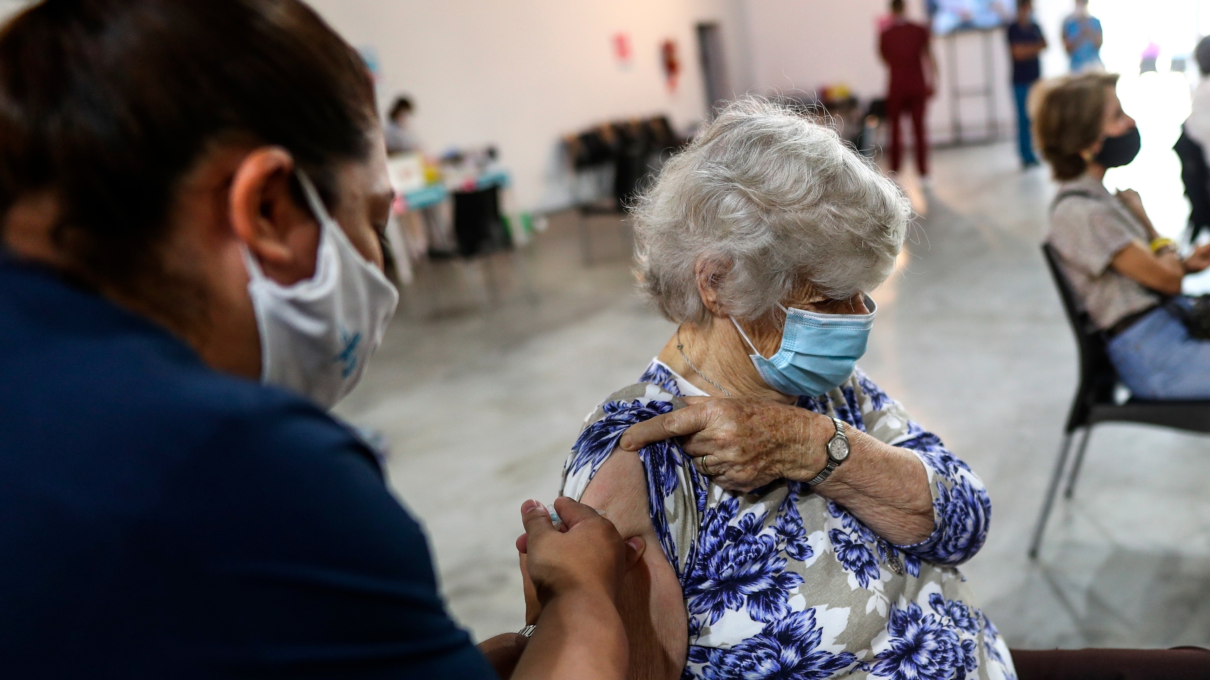 Adultos mayores reciben la vacuna contra la covid-19 en una jornada de vacunación en la Provincia de Buenos Aires (EFE/Juan Ignacio Roncoroni/Archivo)
