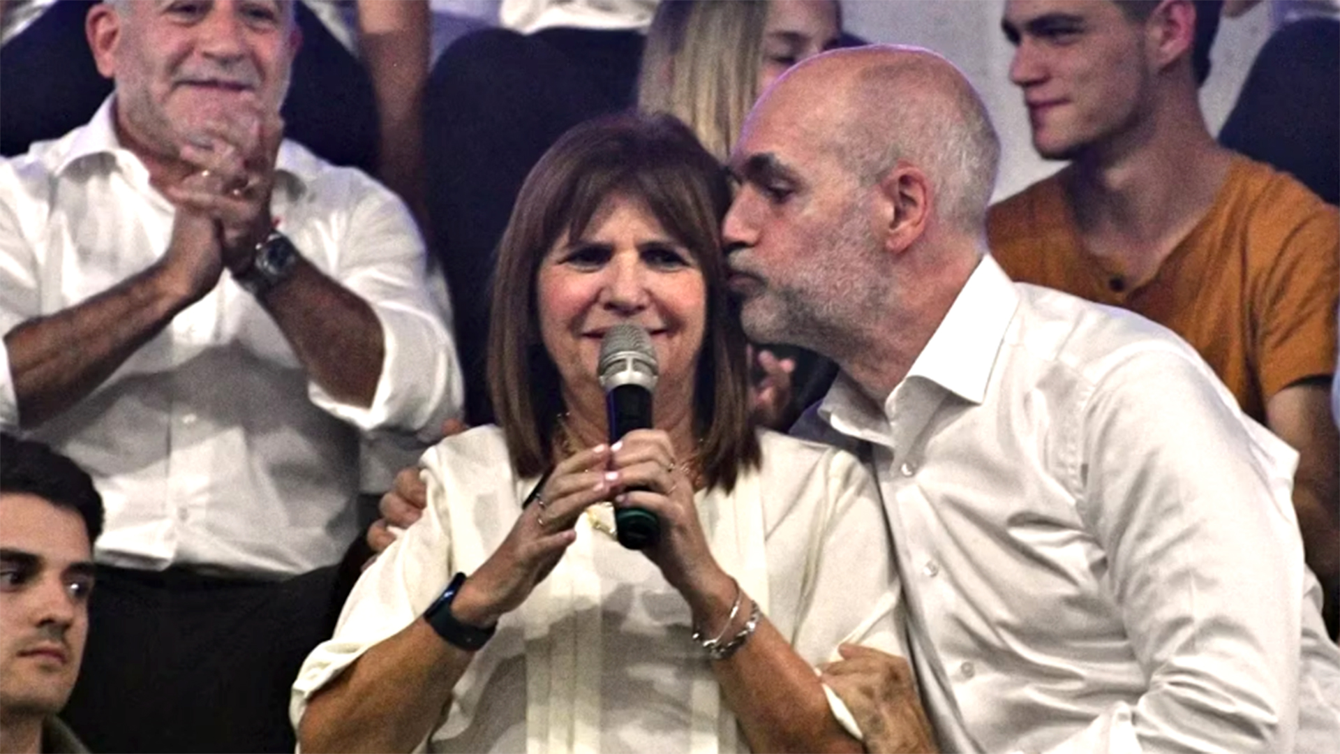 The kiss of Horacio Rodríguez Larreta to Patricia Bullrich at the launch of Luis Juez as a candidate for governor of Córdoba