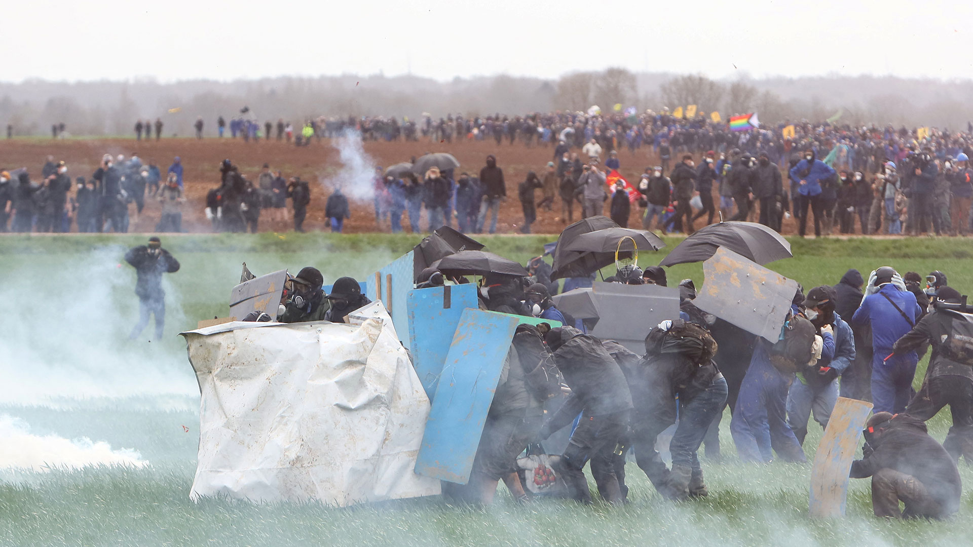 Manifestantes se enfrentan con la Policía (Yohan Bonnet / AFP)